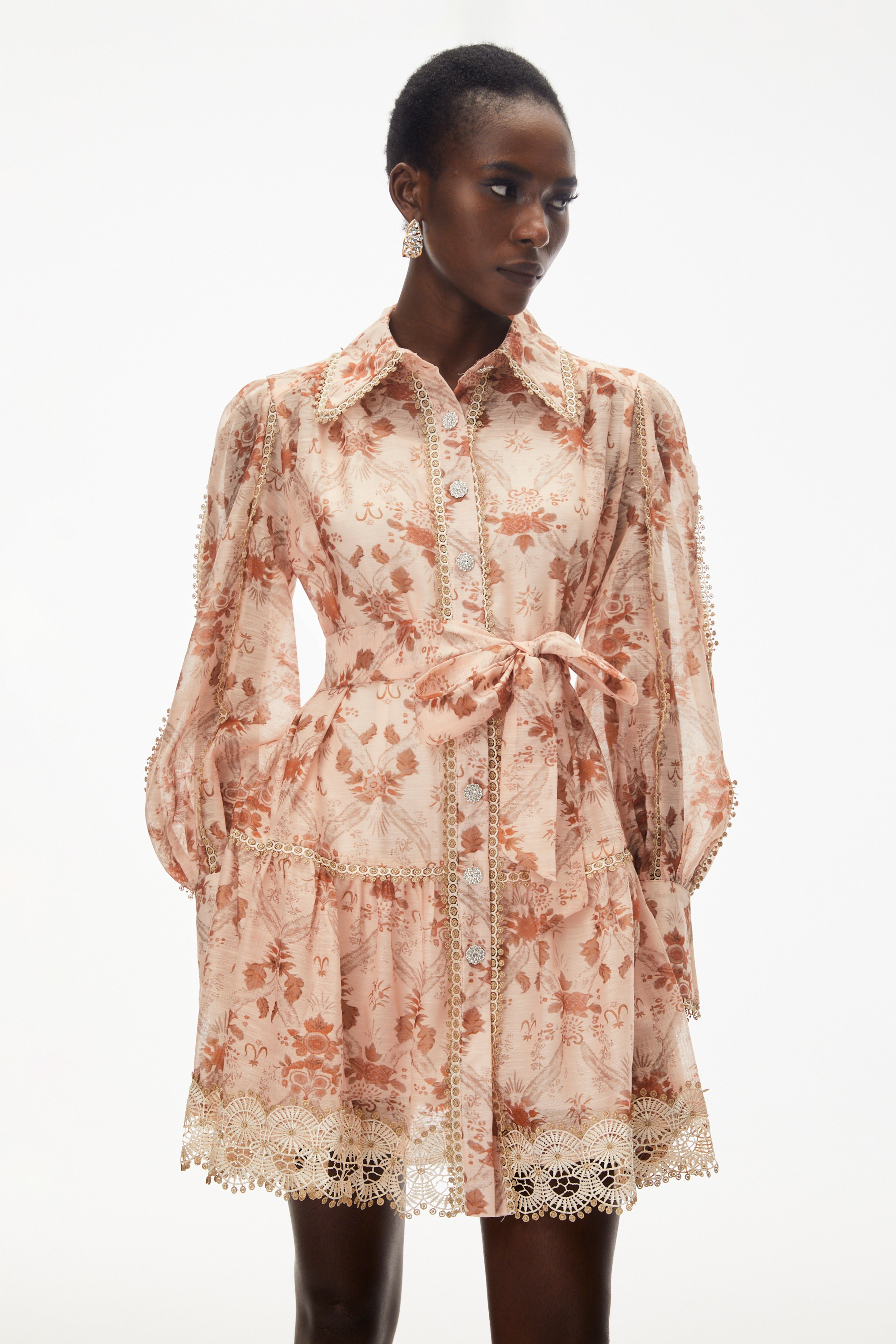 Maayan – Minikleid mit rosa Blumenmuster und Spitzenbesatz