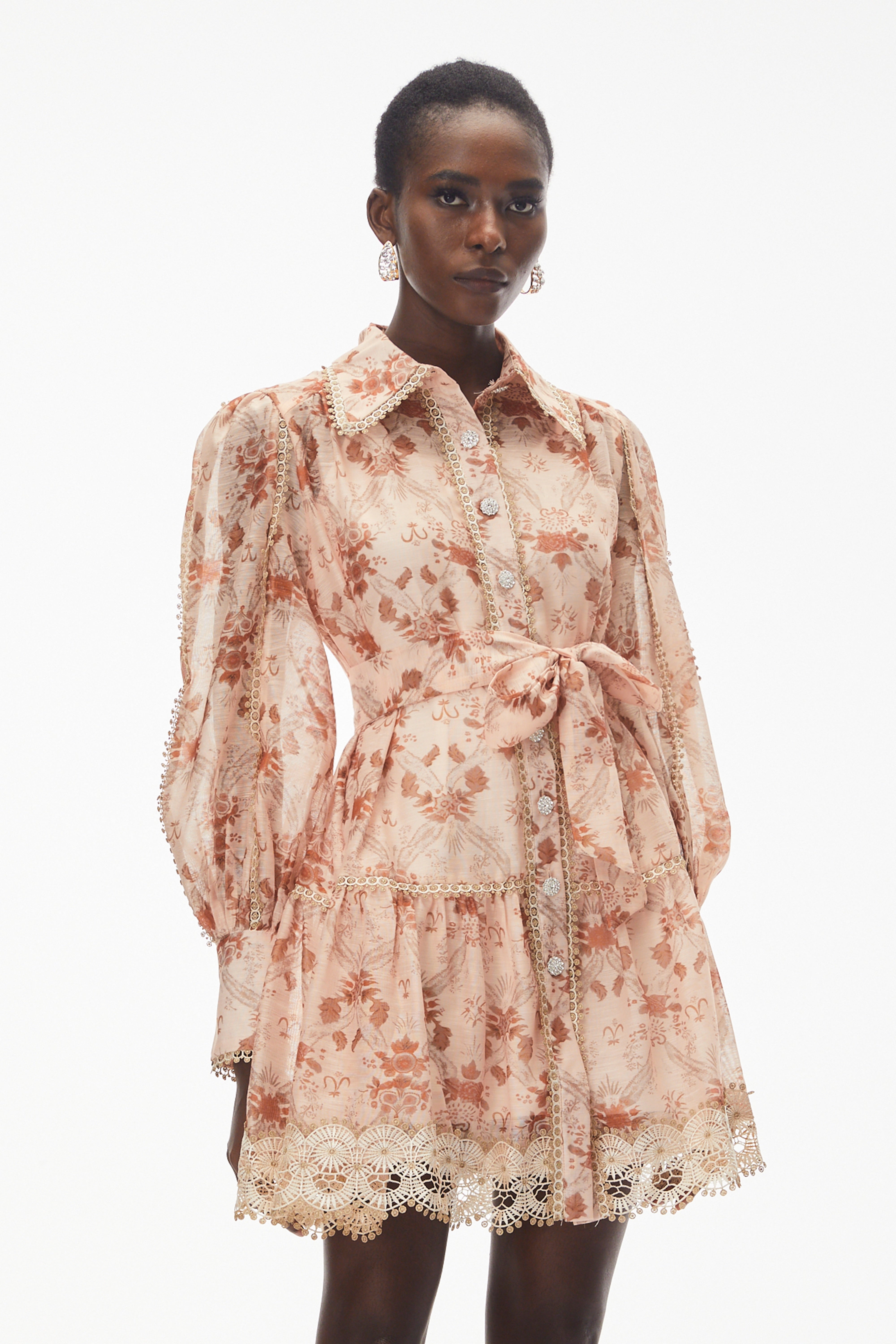 Maayan – Minikleid mit rosa Blumenmuster und Spitzenbesatz