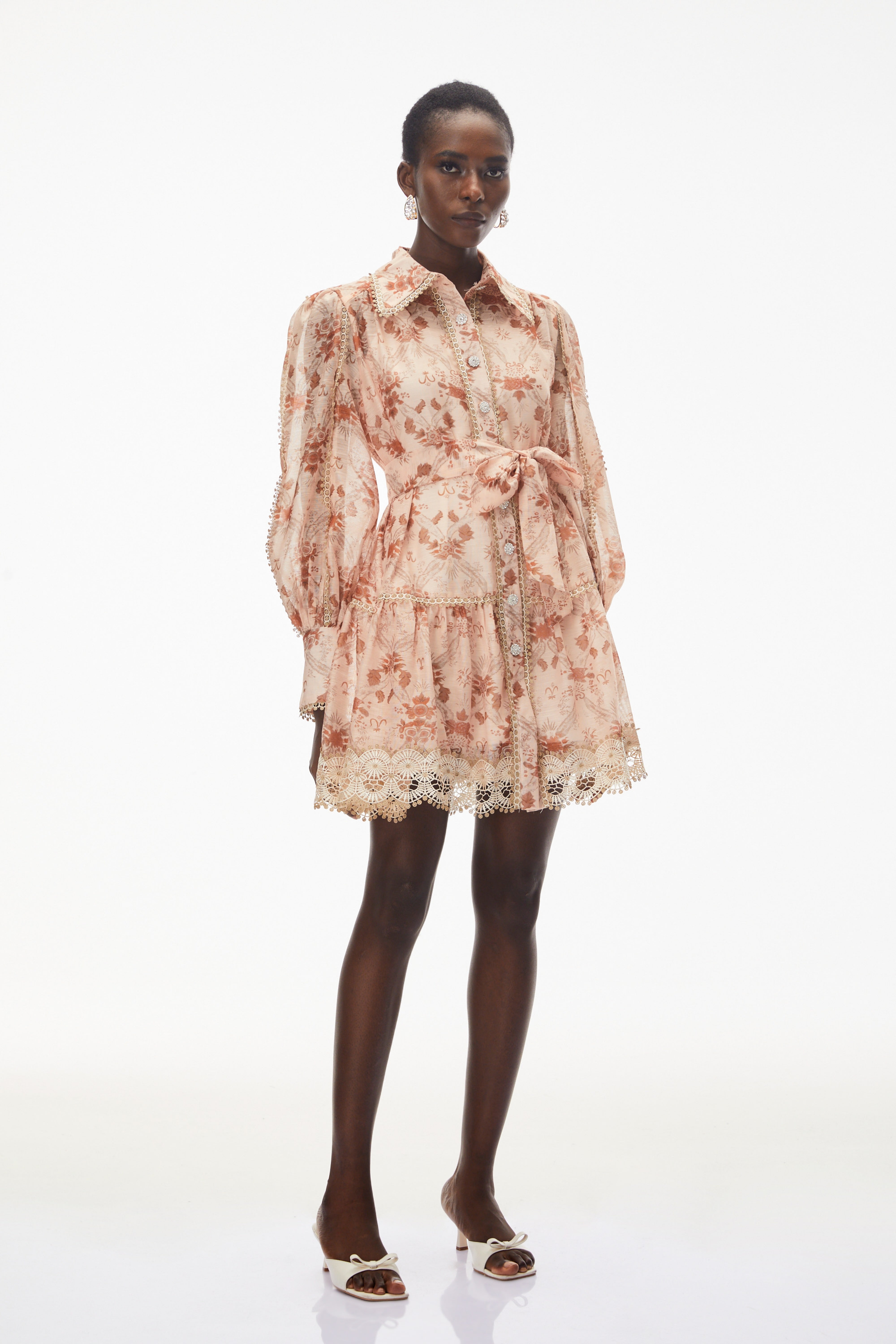 Maayan – Minikleid mit rosa Blumenmuster und Spitzenbesatz