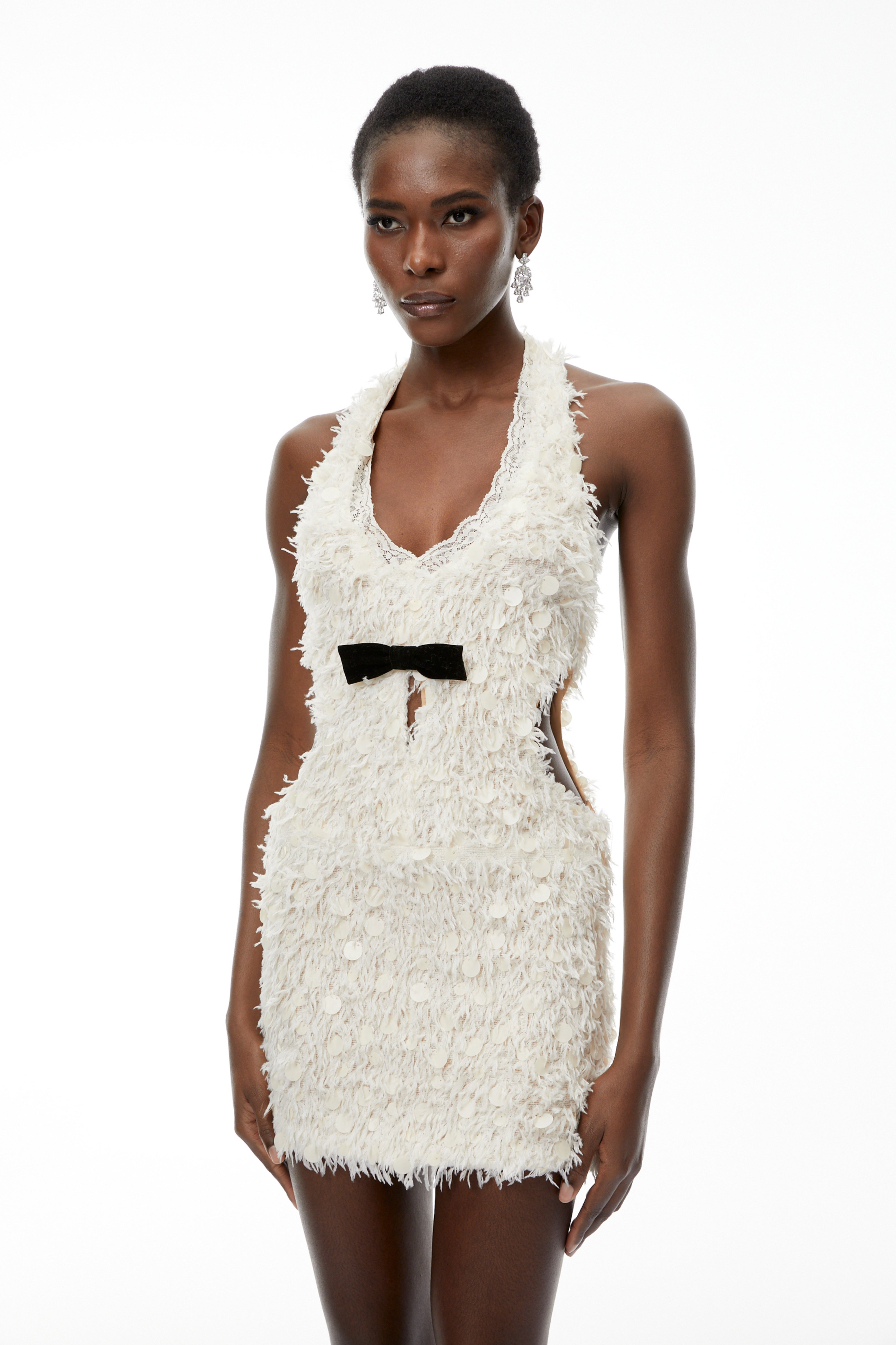 Maite – Neutrales Minikleid mit Neckholder und Fransen