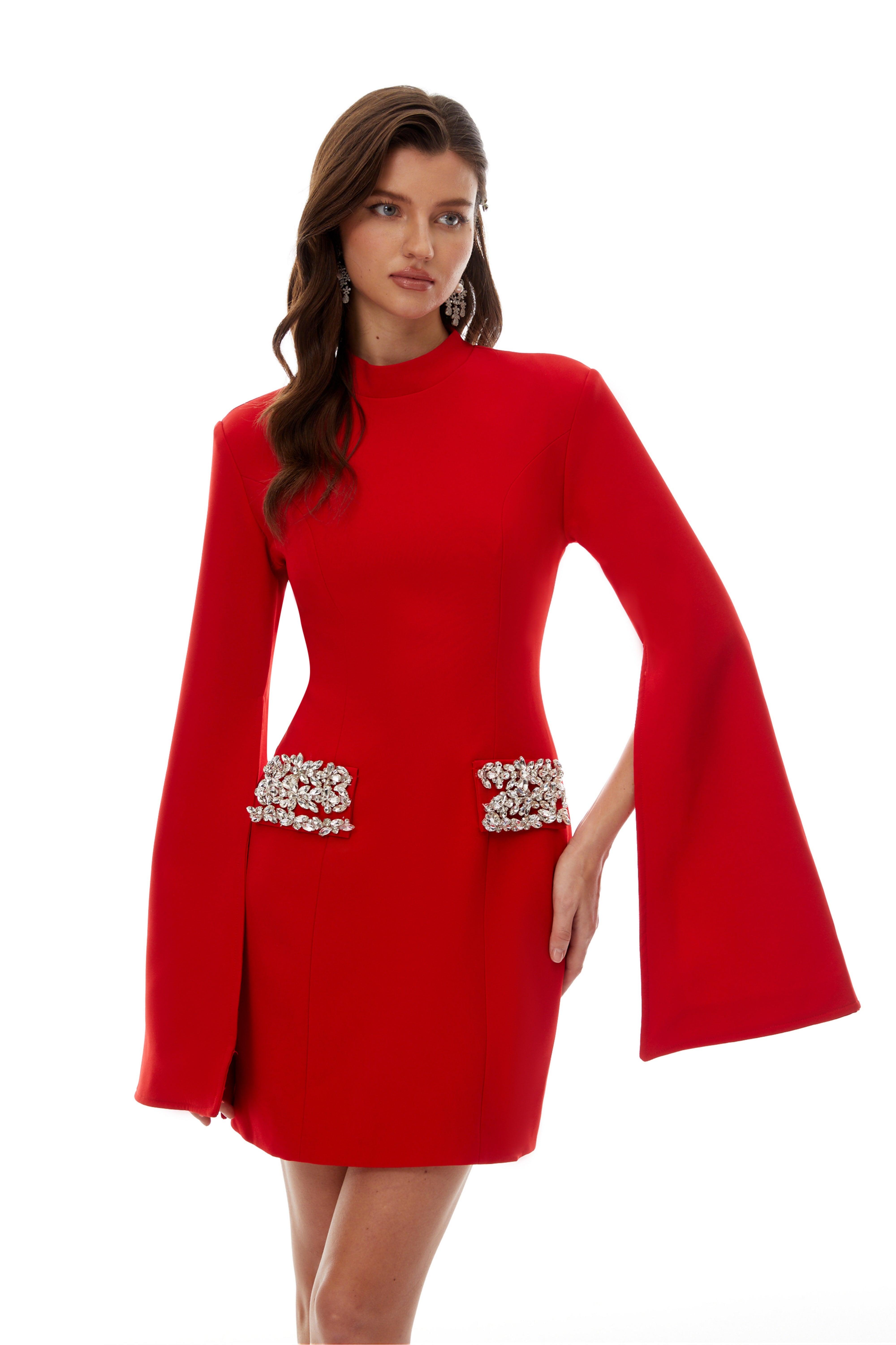 فستان قصير أحمر من مانون بياقة عالية مزينة