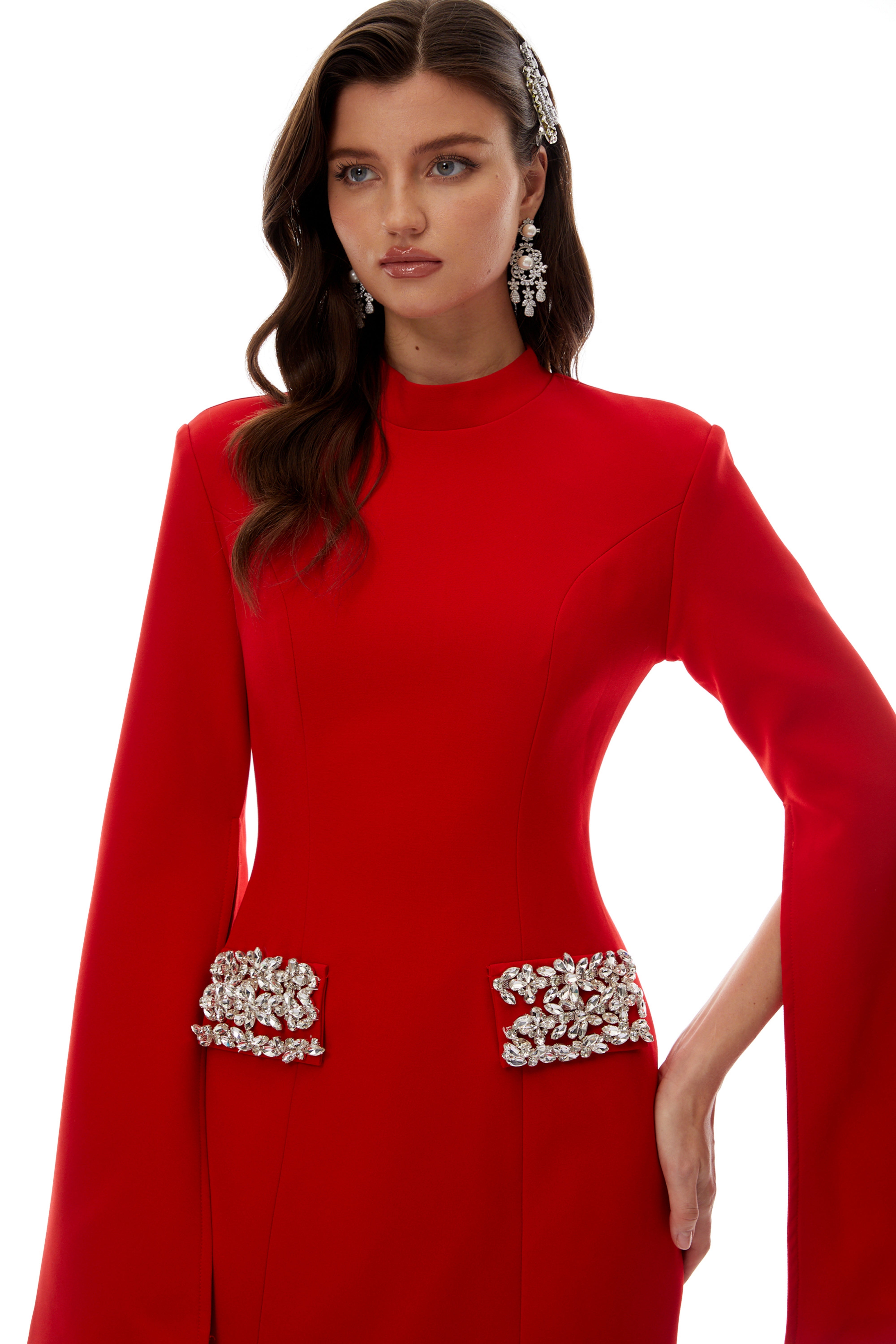 فستان قصير أحمر من مانون بياقة عالية مزينة