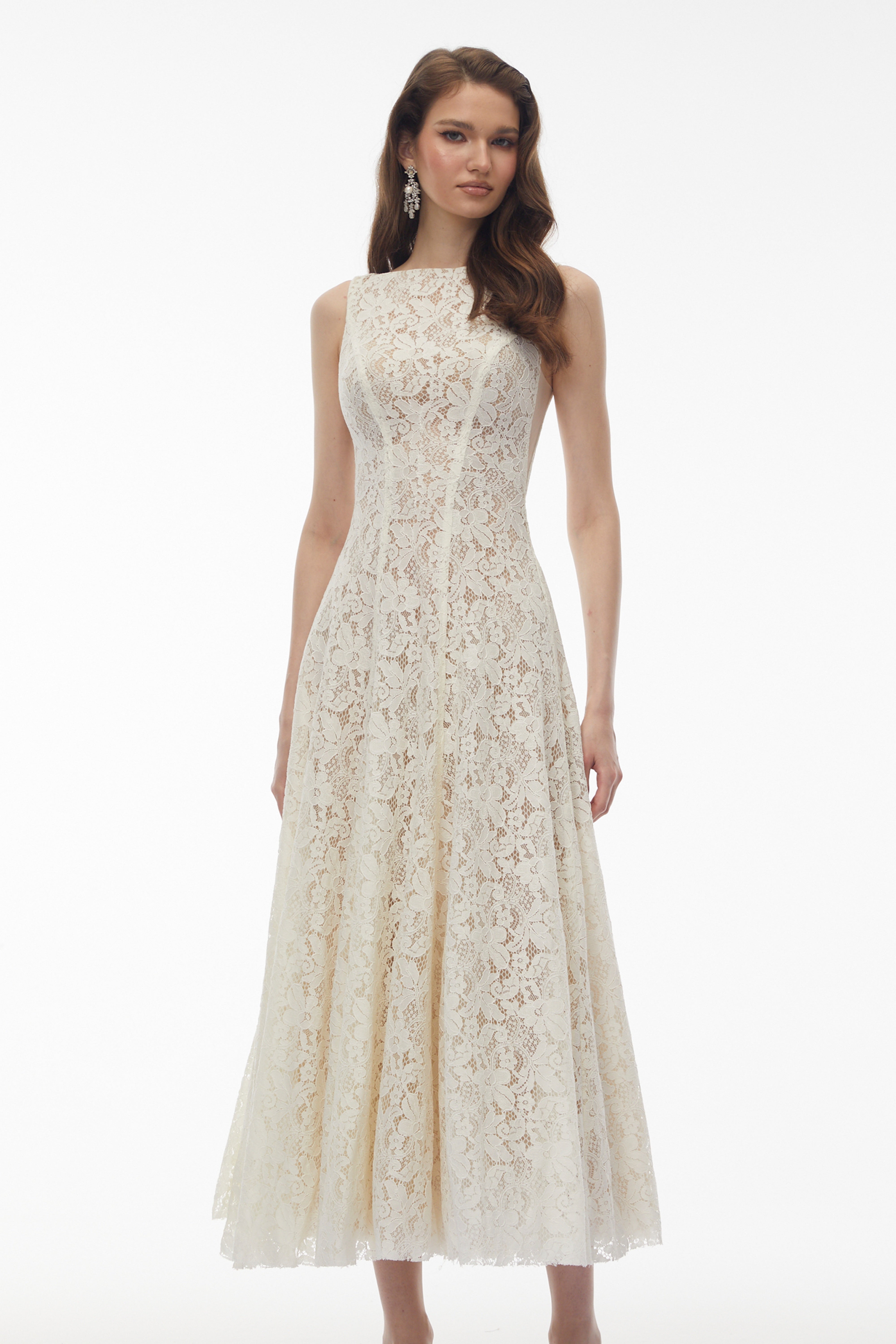 فستان طويل من الدانتيل الأبيض المزين بالزهور من مارهم