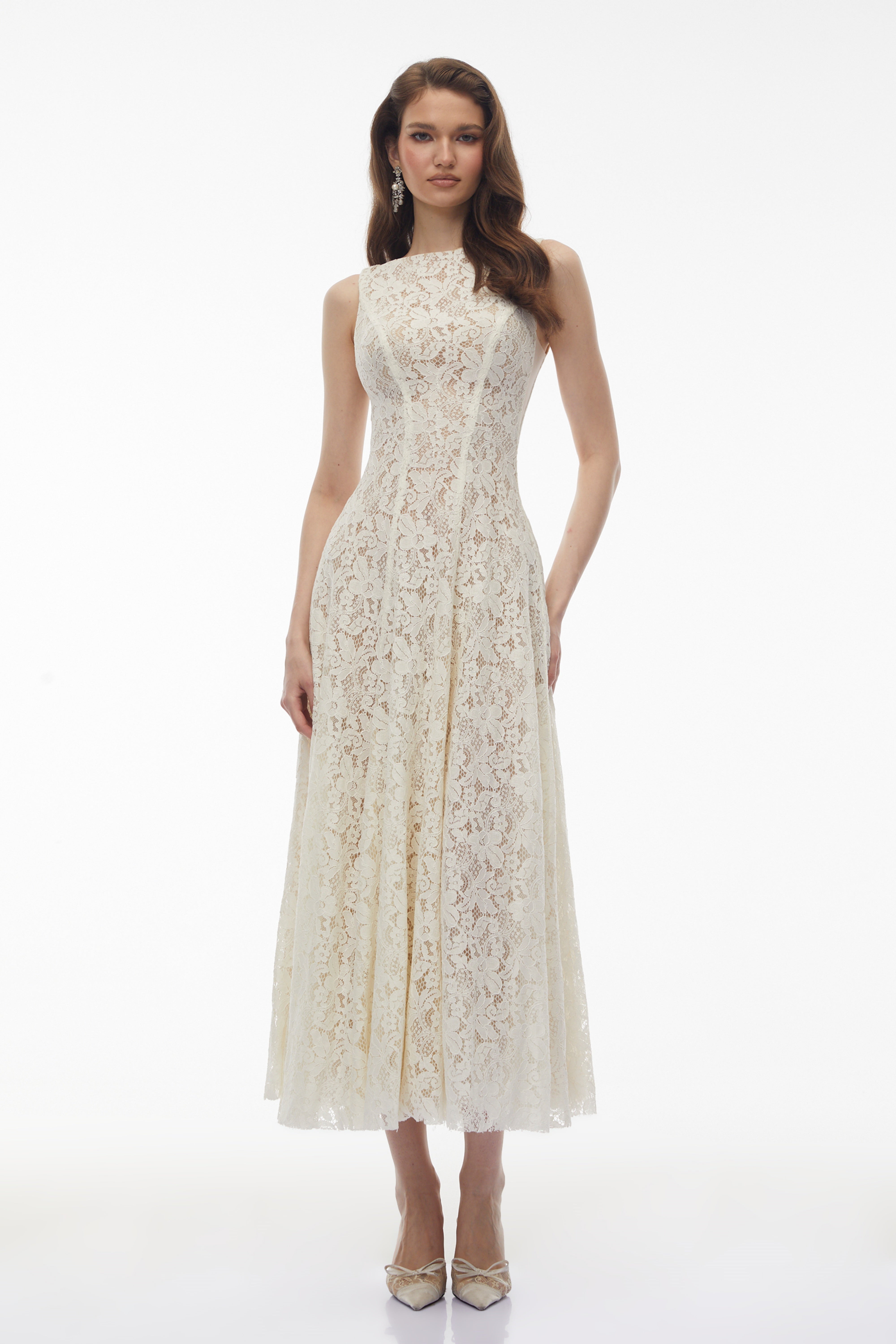 فستان طويل من الدانتيل الأبيض المزين بالزهور من مارهم