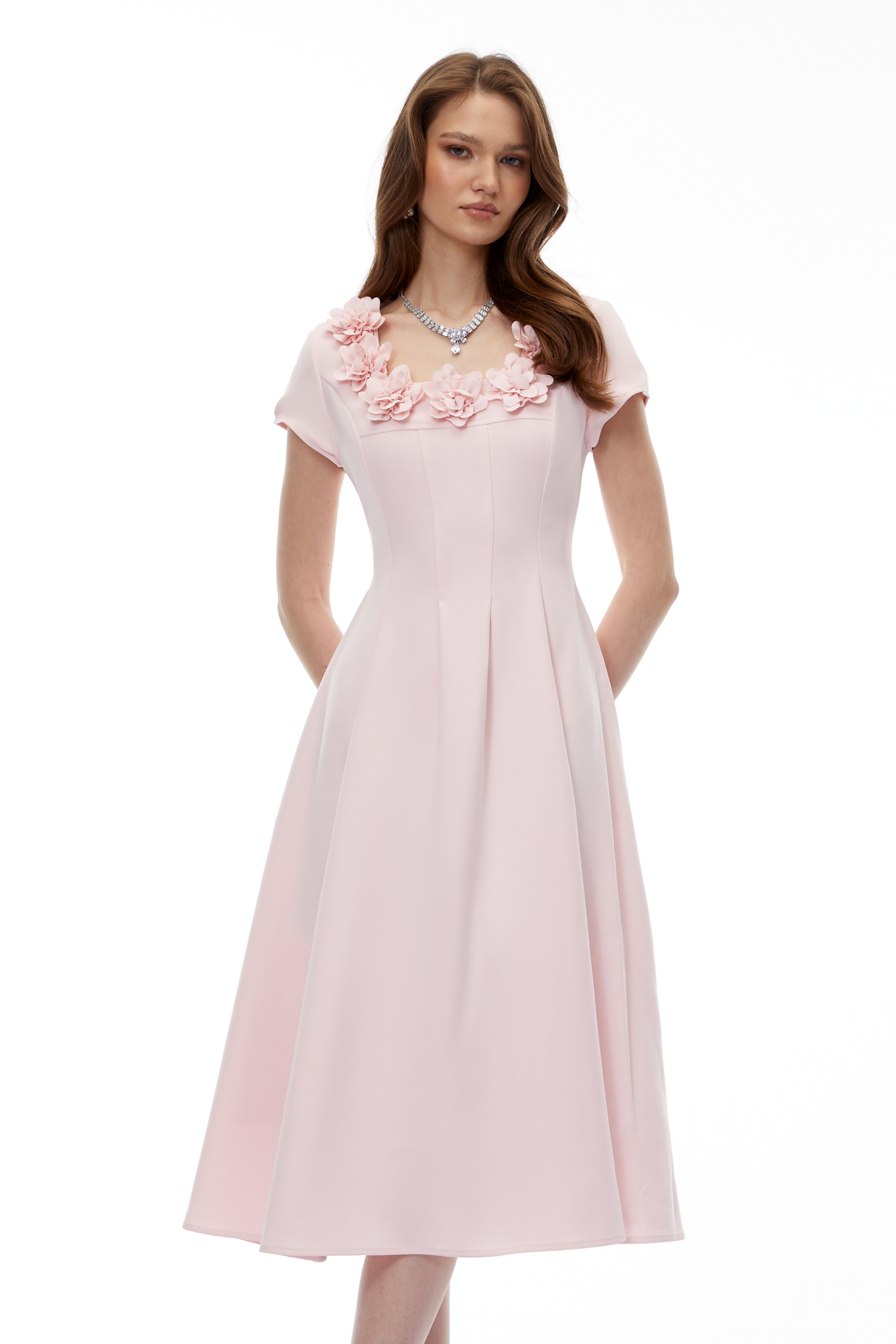 فستان مارلي الوردي بطول متوسط ومزركش ببتلات ثلاثية الأبعاد