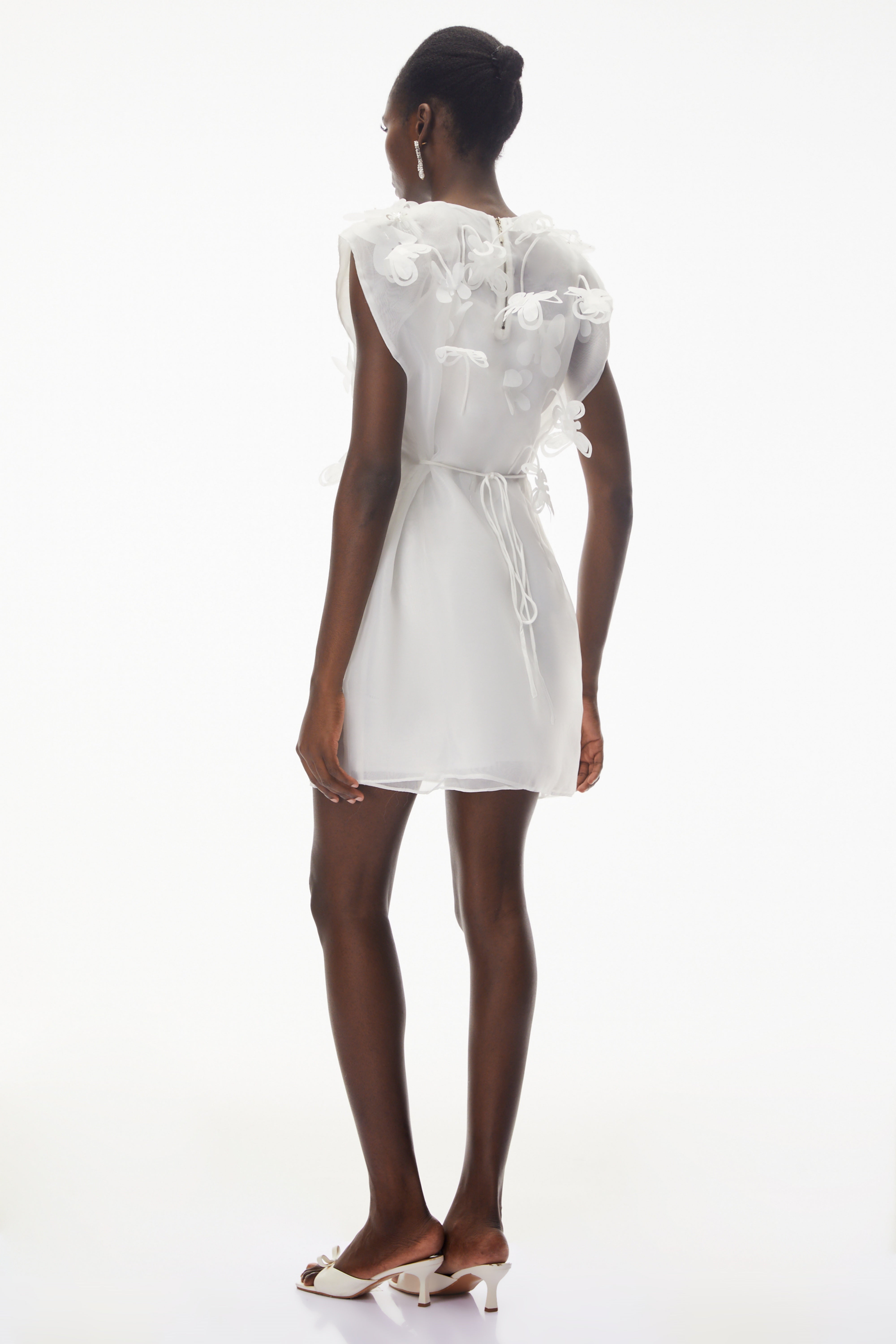 فستان مريم الأبيض القصير من الشيفون المزين بزخارف بتلات ثلاثية الأبعاد