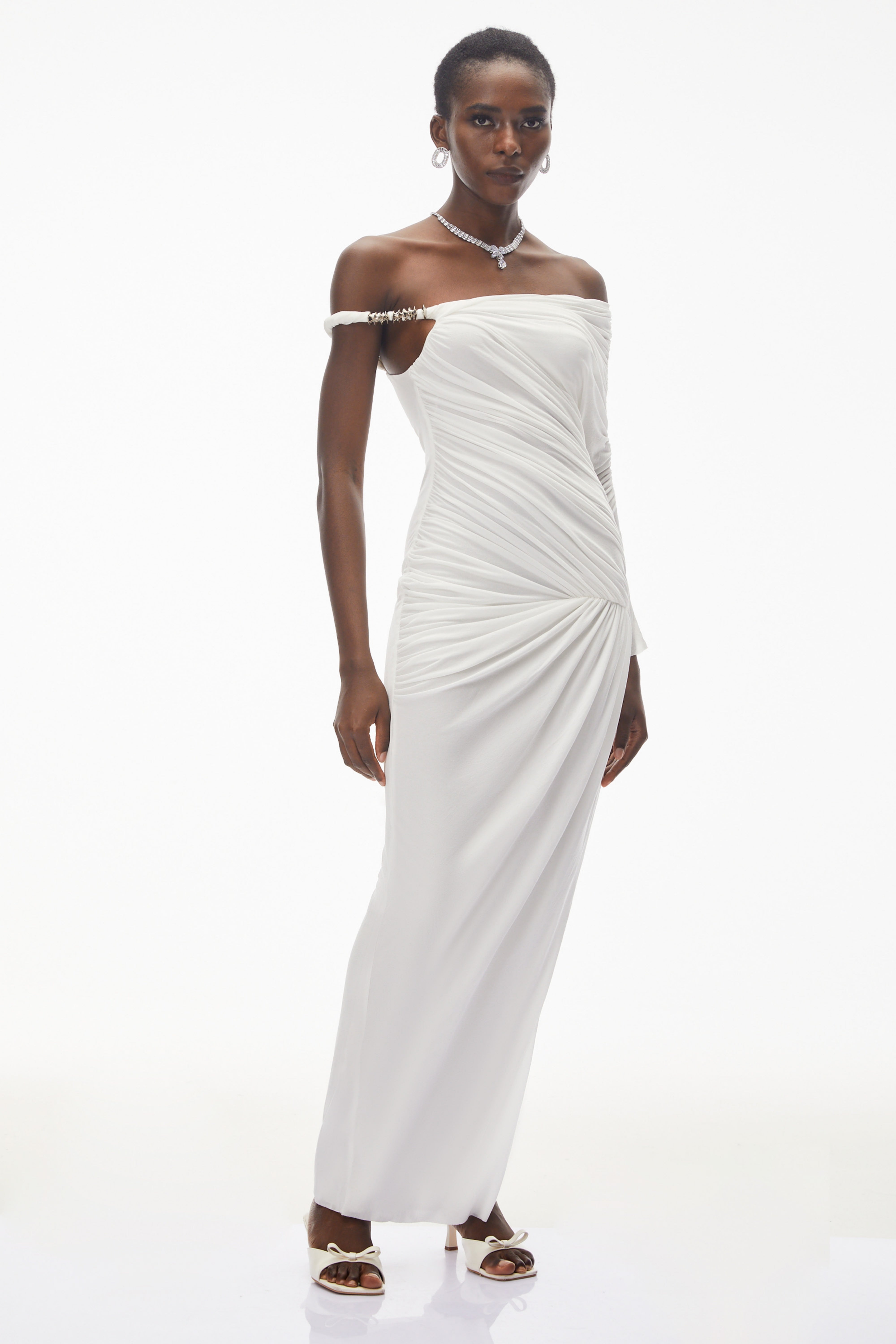 Maya White – Ein-Schulter-Maxikleid mit Rüschen