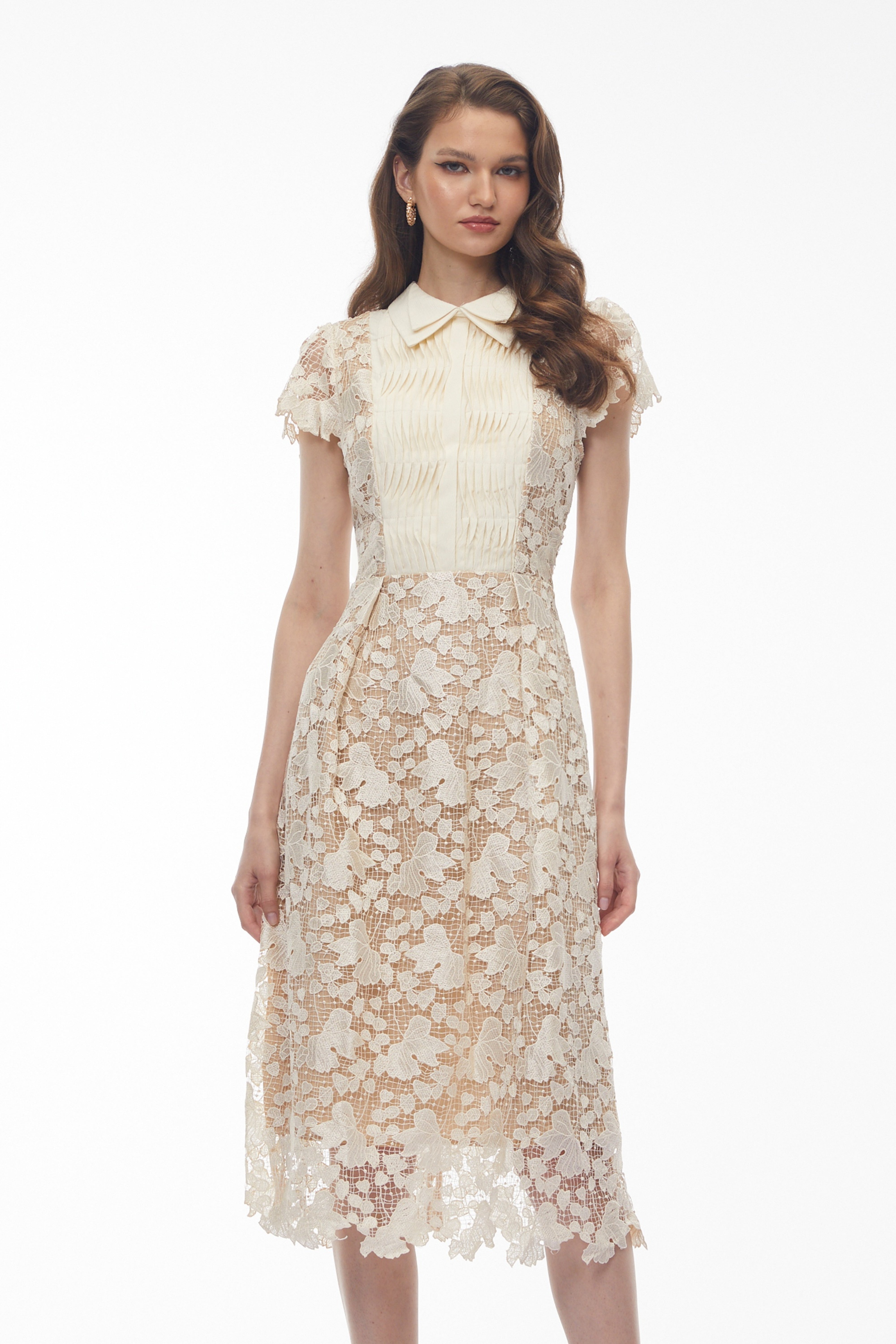 Robe mi-longue en dentelle à motifs floraux beiges, avec un corsage plissé à col