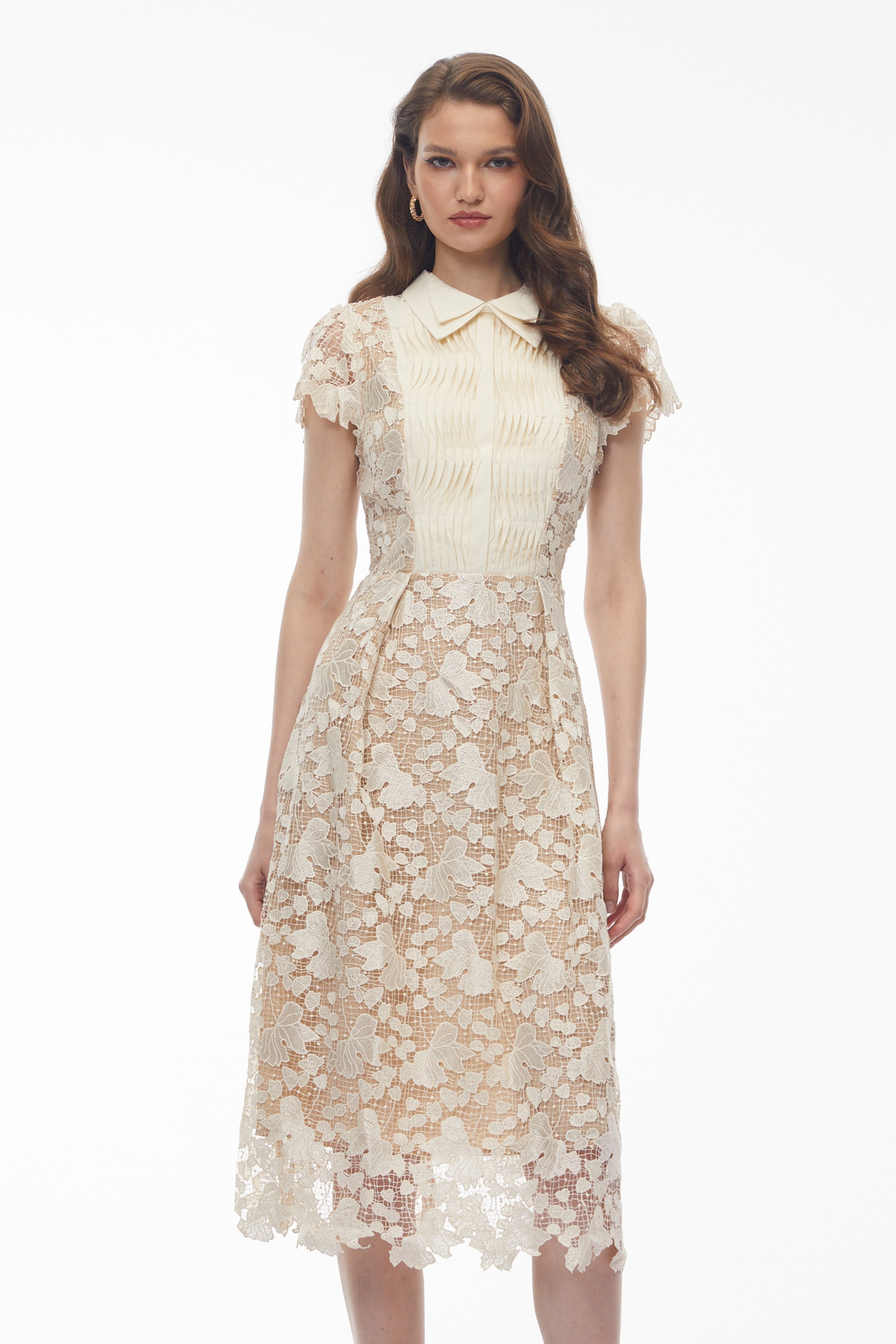 Robe mi-longue en dentelle à motifs floraux beiges, avec un corsage plissé à col