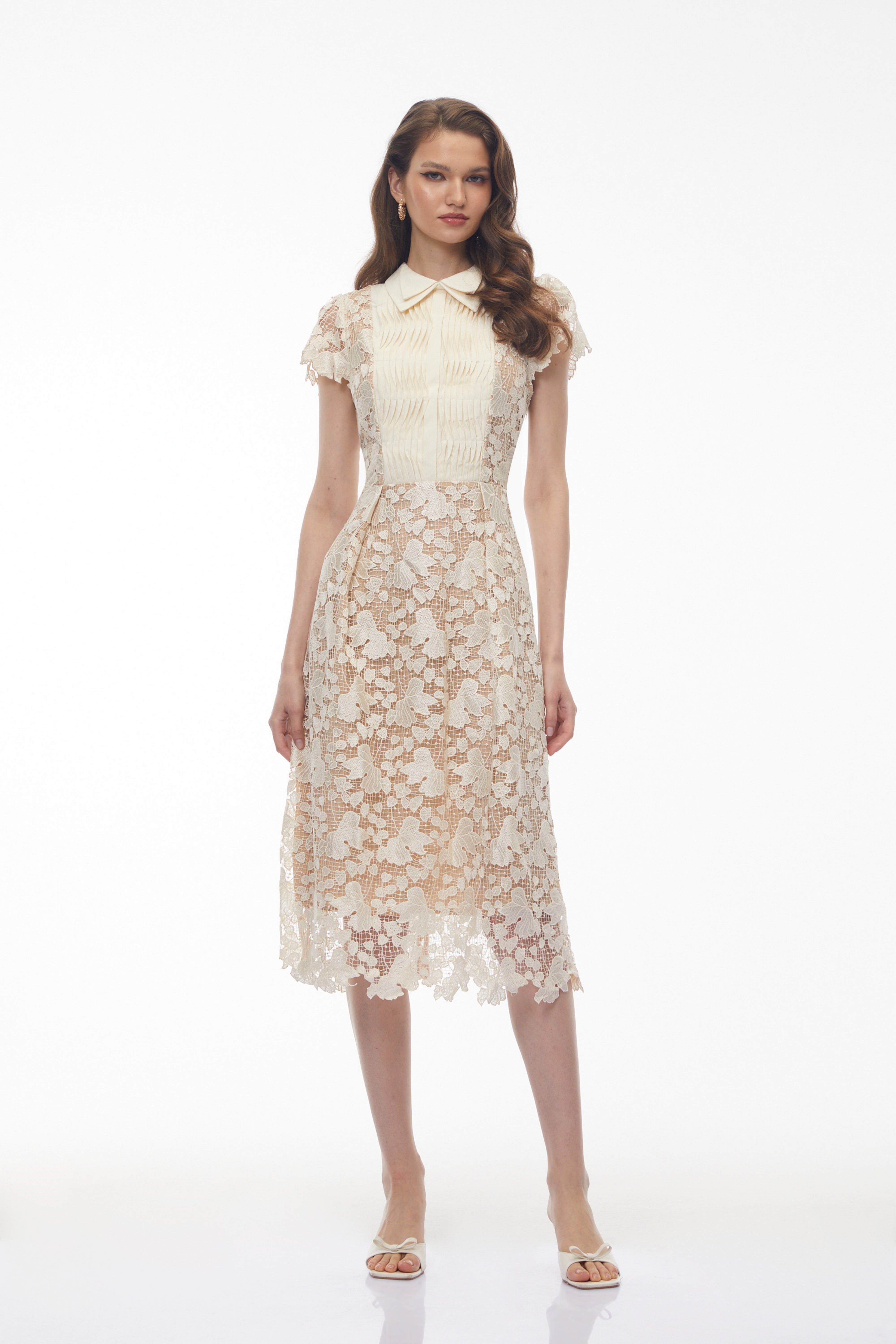 Robe mi-longue en dentelle à motifs floraux beiges, avec un corsage plissé à col