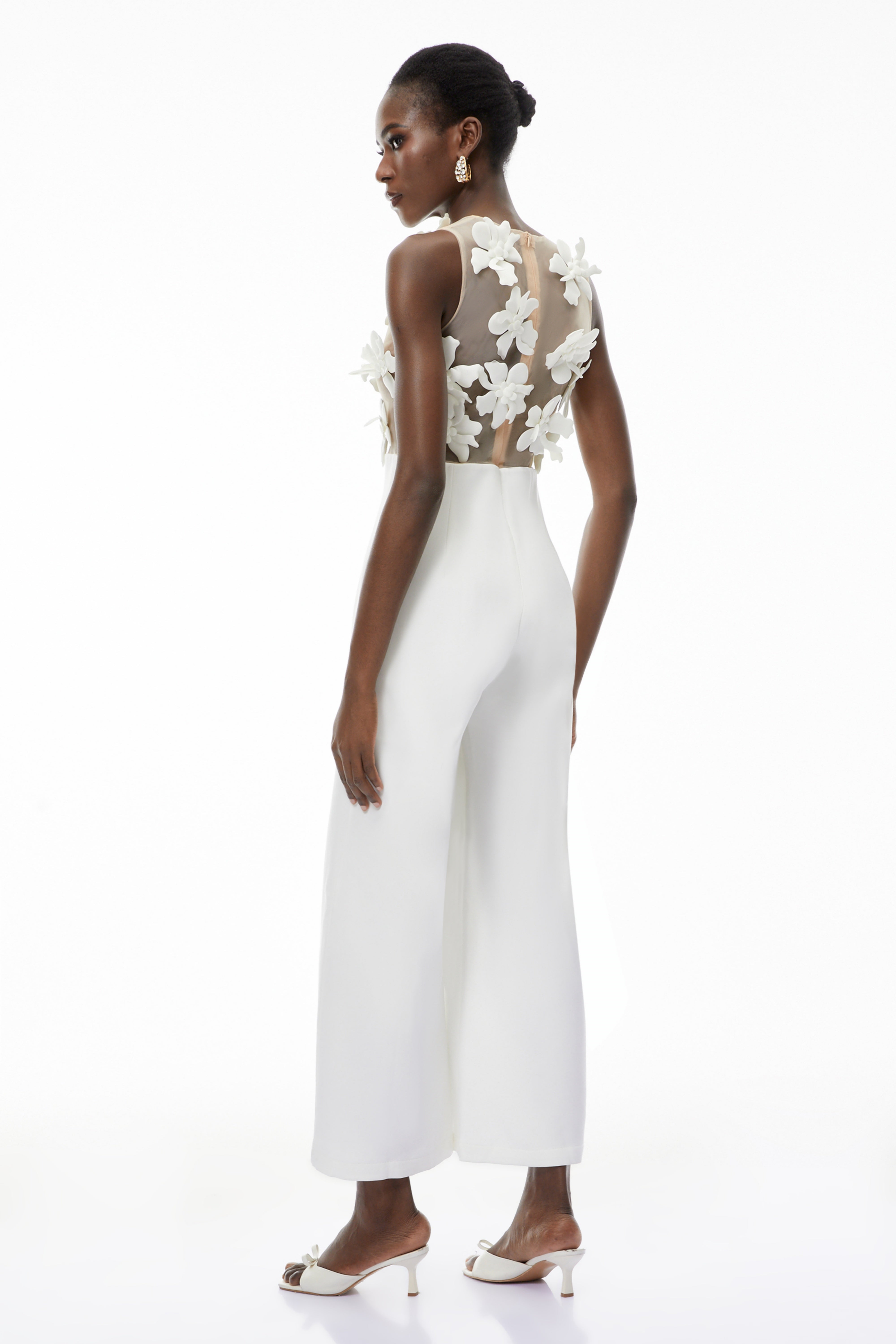 Melina – Weißer, transparenter Jumpsuit mit 3D-Blütenblättern