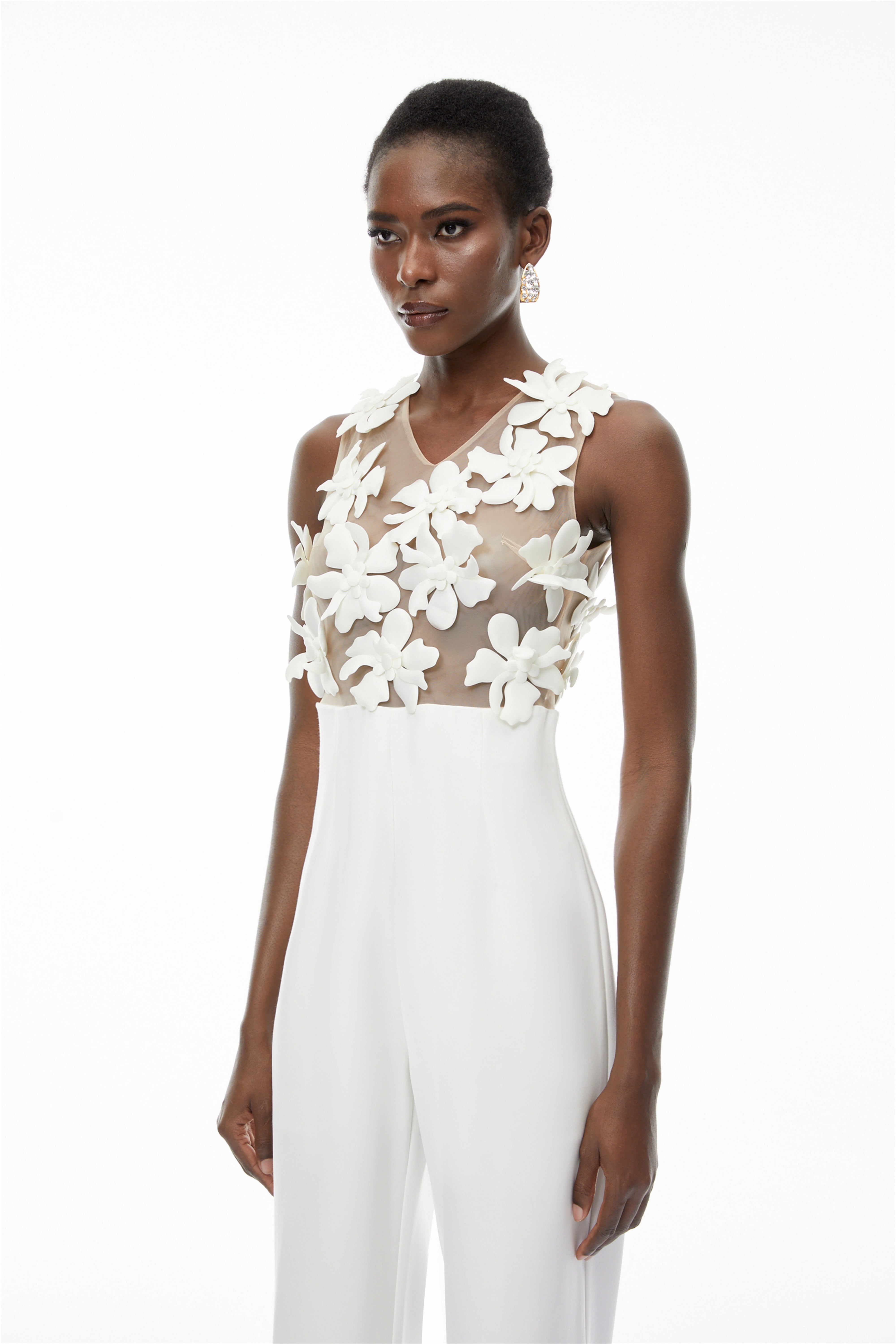 Melina – Weißer, transparenter Jumpsuit mit 3D-Blütenblättern