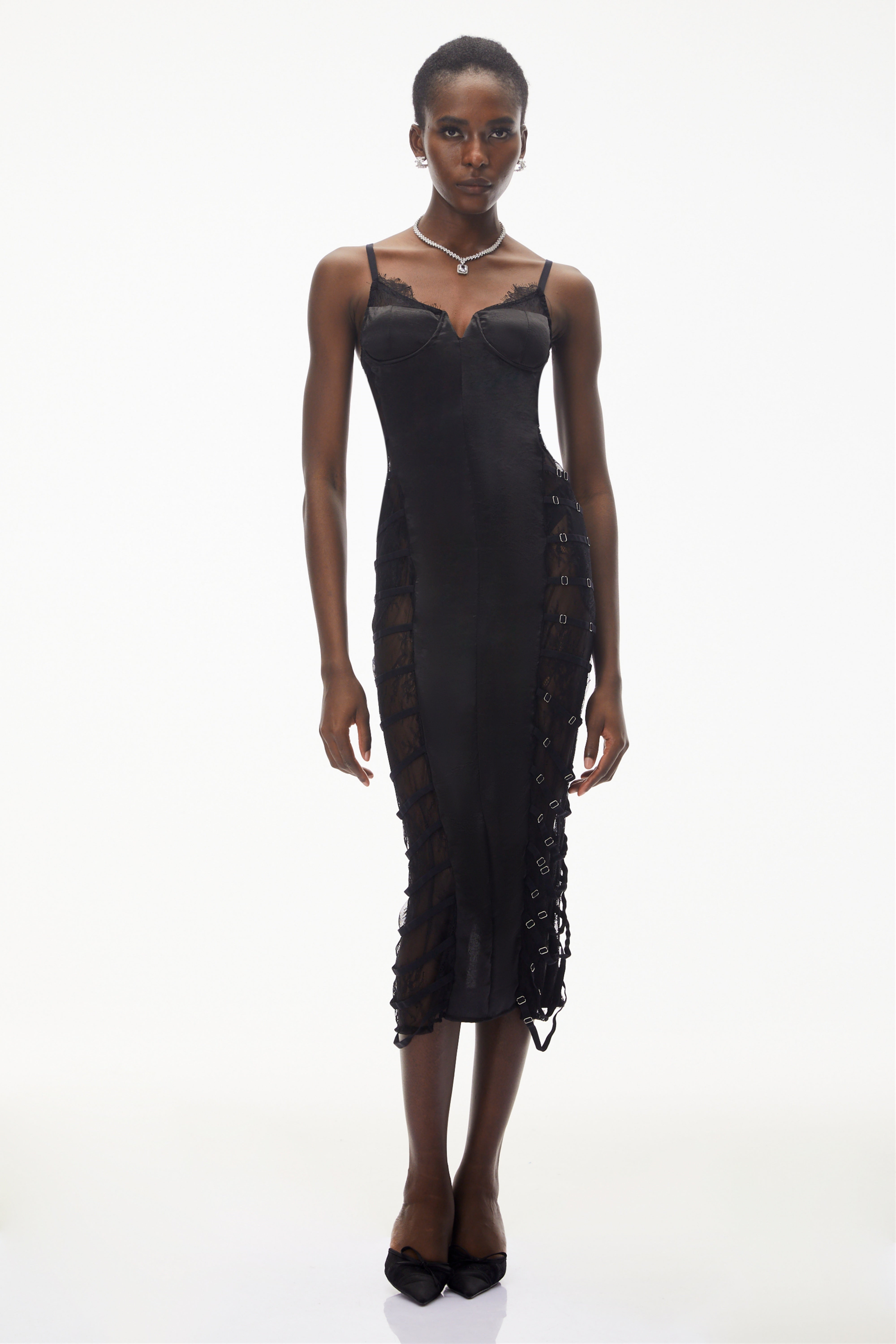 Melora – Halbtransparentes Midi-Kleid aus schwarzer Blumen-Spitze