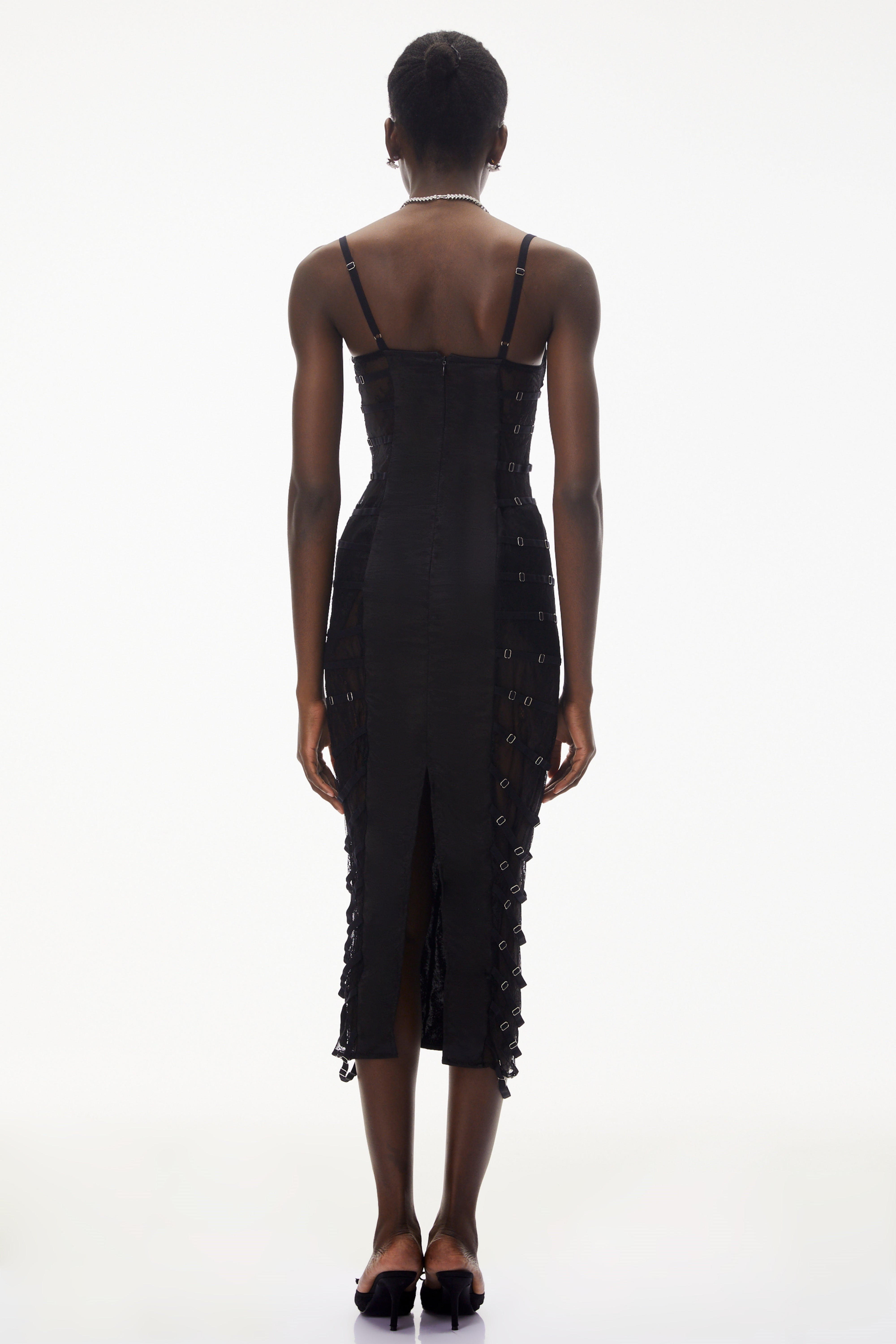 Melora – Halbtransparentes Midi-Kleid aus schwarzer Blumen-Spitze