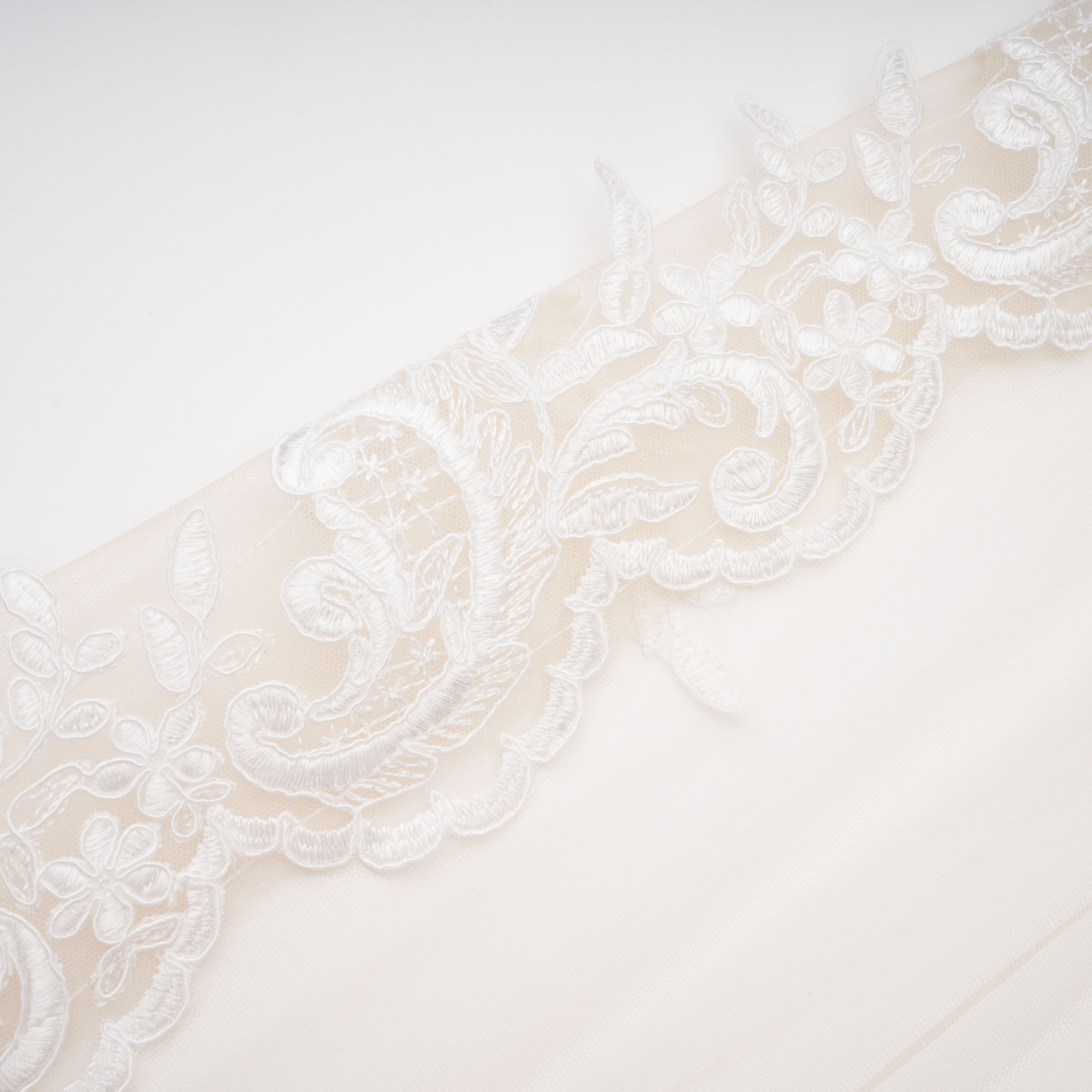 فستان طويل شبه شفاف من الدانتيل باللون الأبيض من Mieke