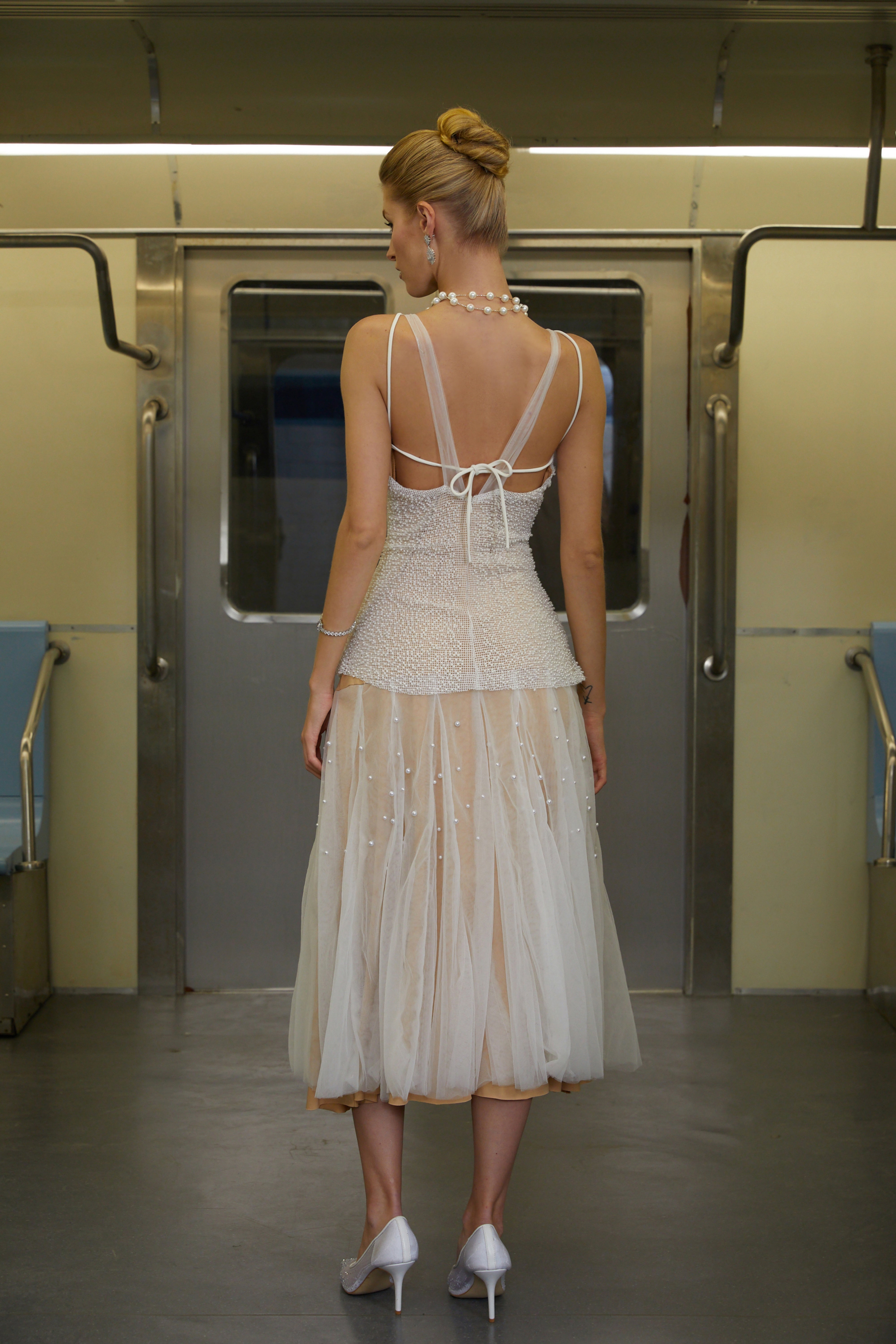 فستان ميغيل أبيض لؤلؤي متوسط الطول بلوحة شبكية