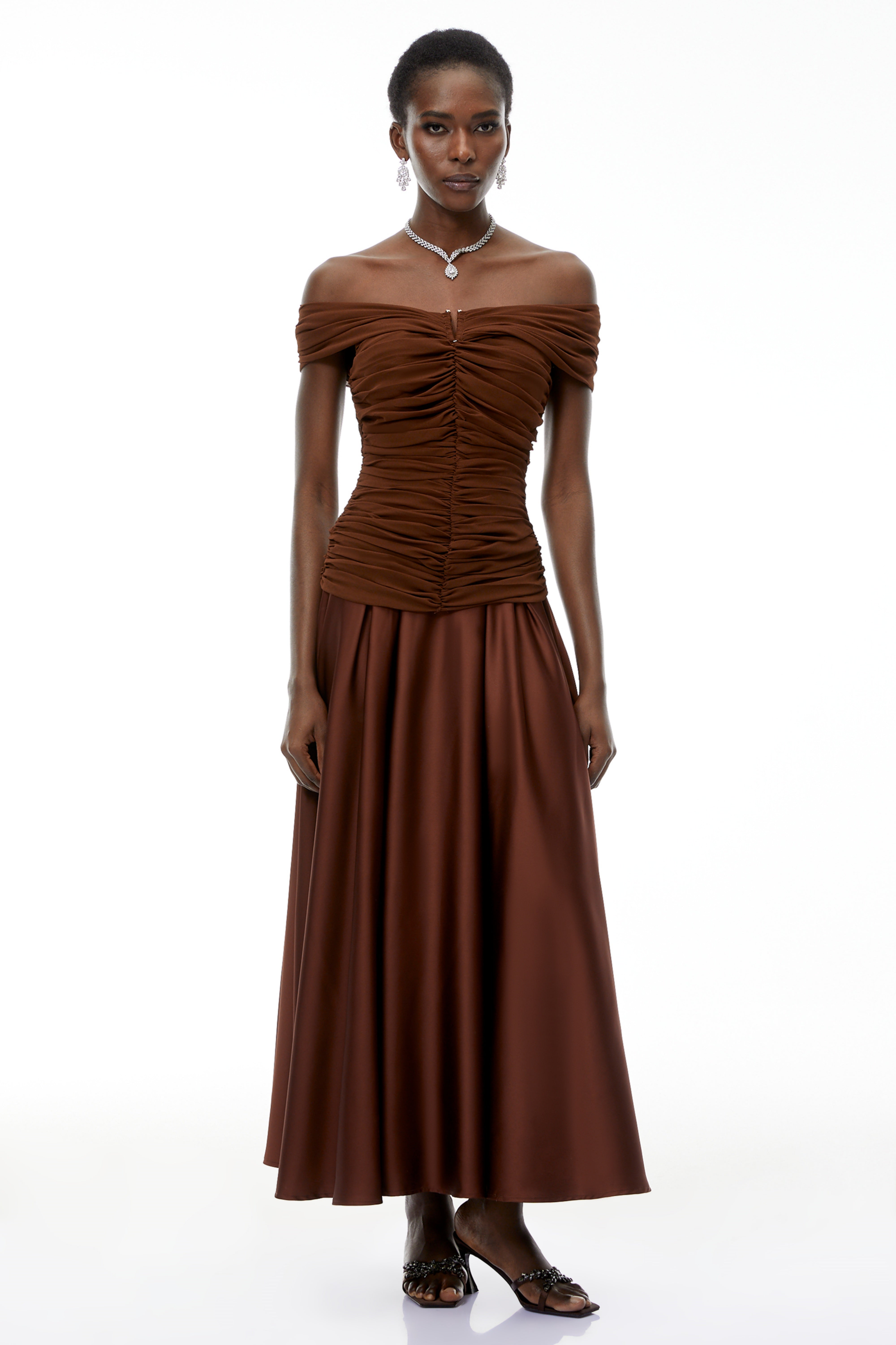 Milla – schokoladenbraunes schulterfreies Maxikleid