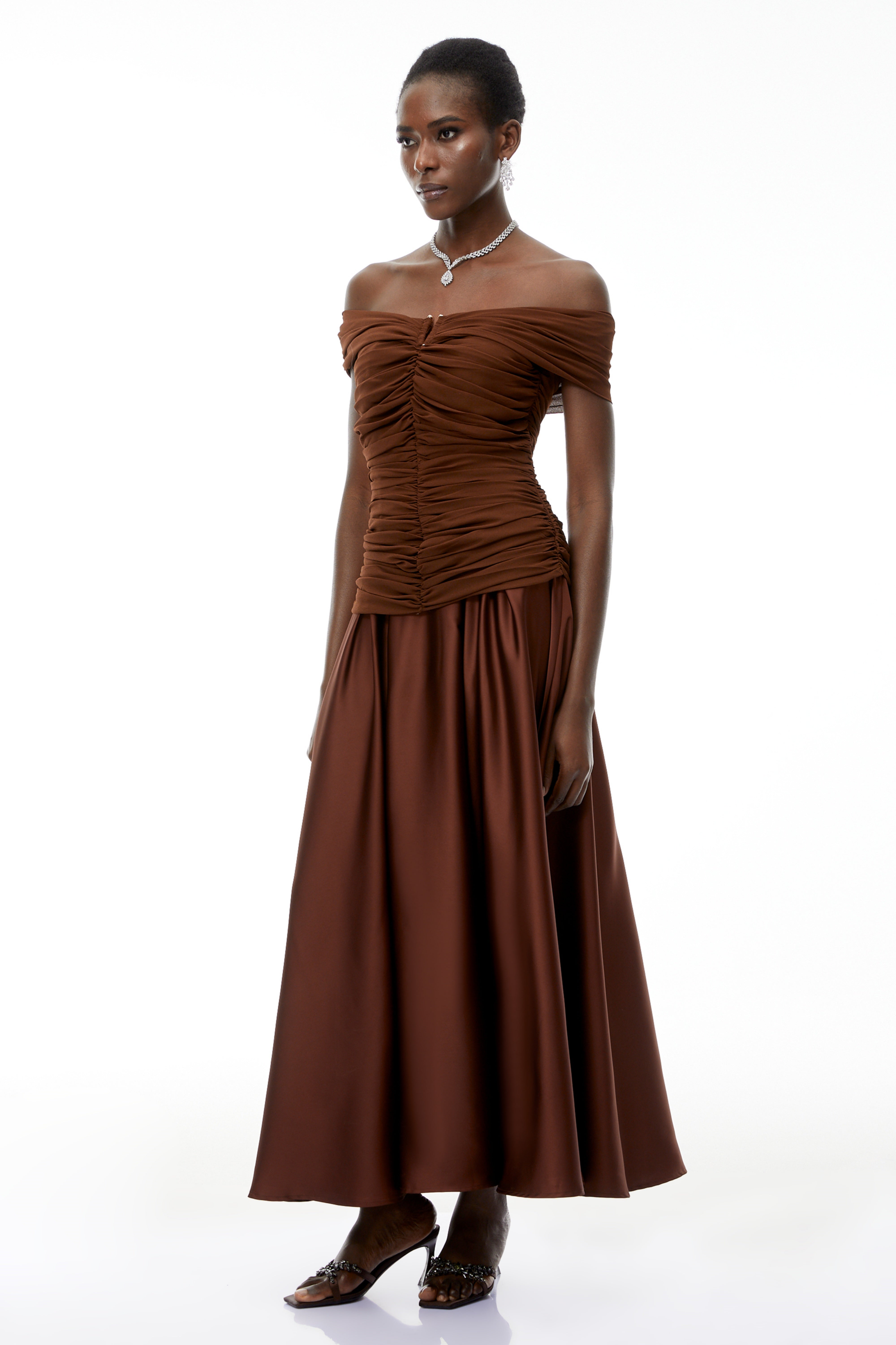 Milla – schokoladenbraunes schulterfreies Maxikleid