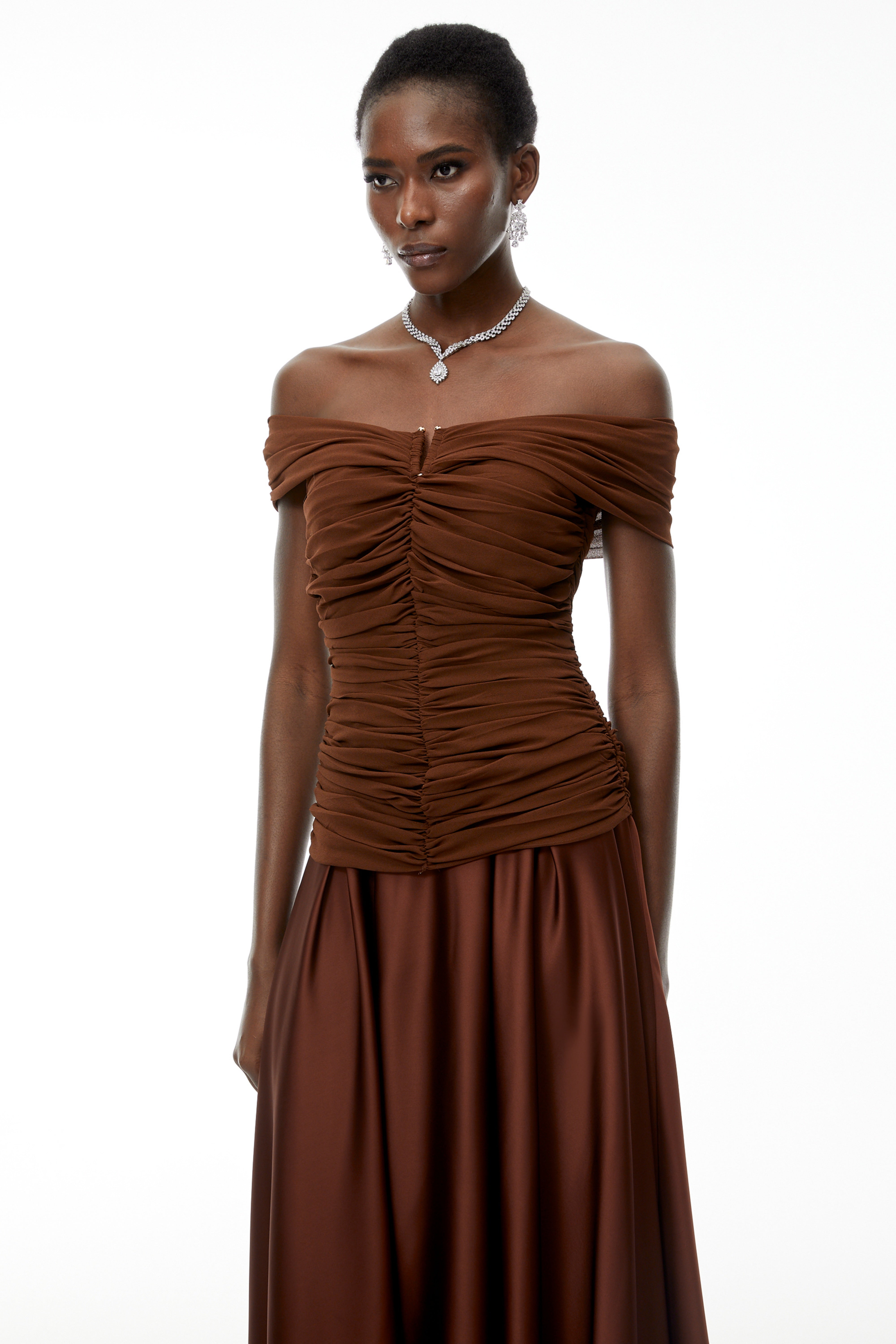 Milla – schokoladenbraunes schulterfreies Maxikleid