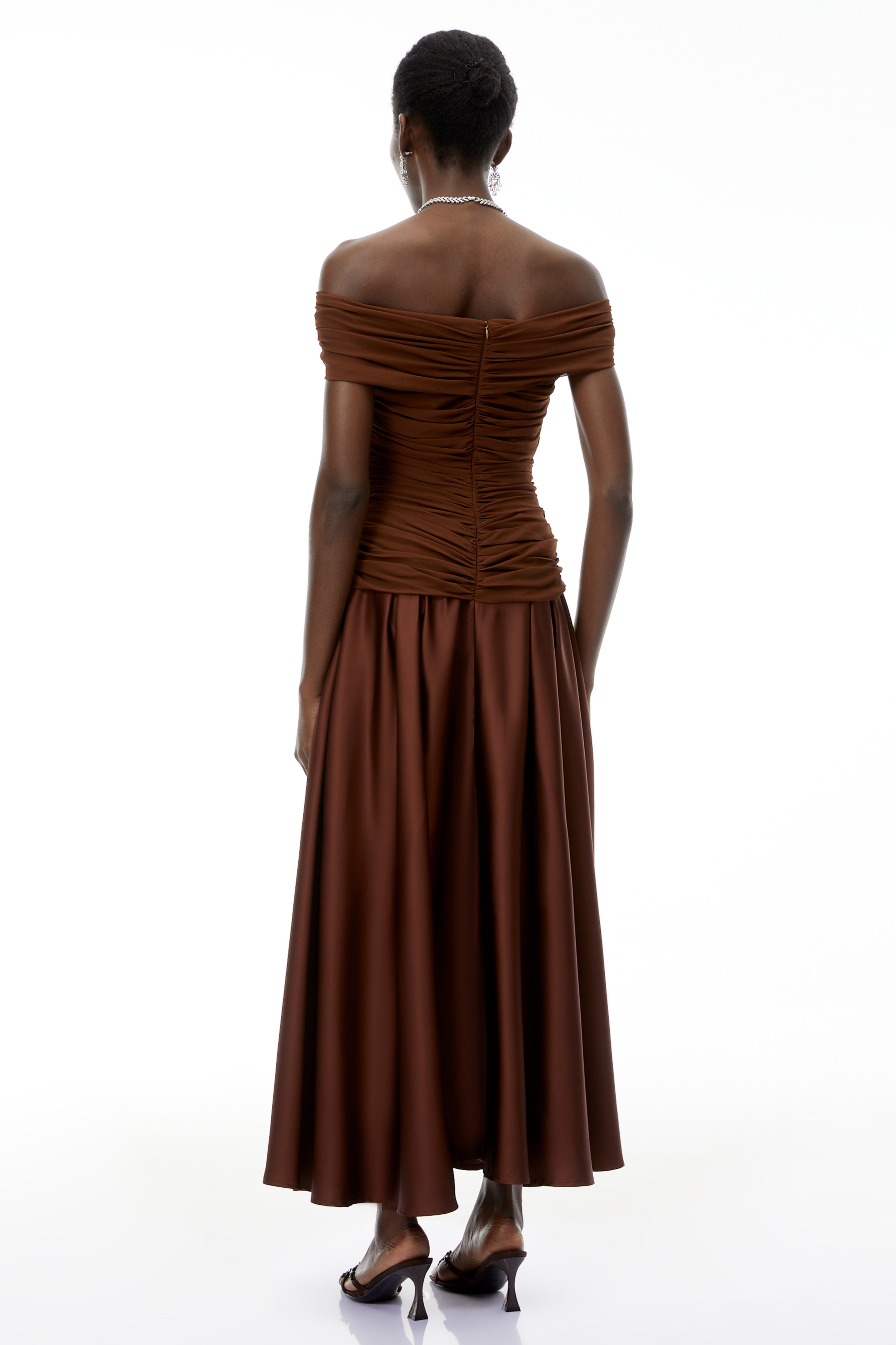 Milla – schokoladenbraunes schulterfreies Maxikleid