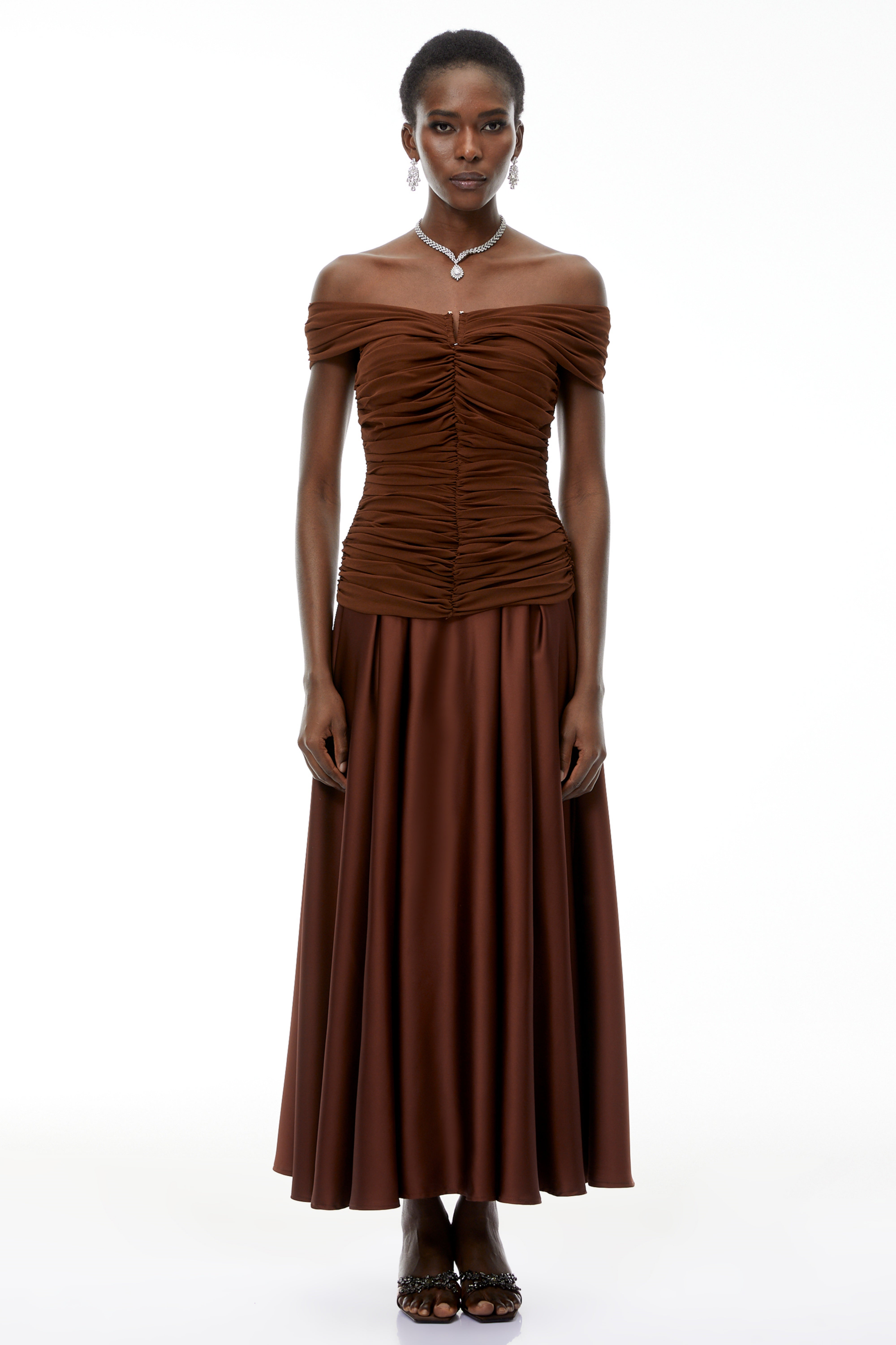 Milla – schokoladenbraunes schulterfreies Maxikleid