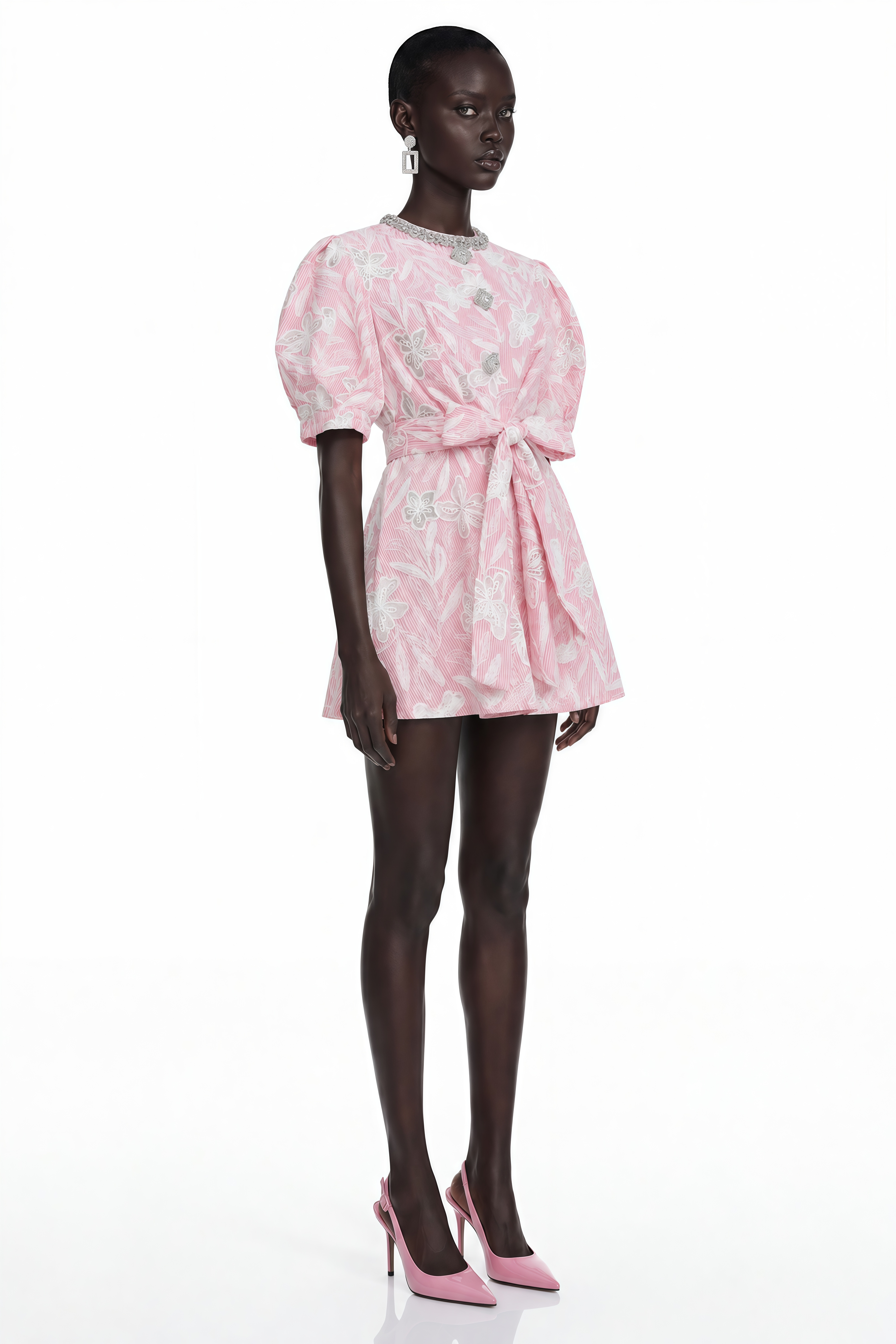 Mini-robe rose en dentelle « Minnie » avec broderies florales
