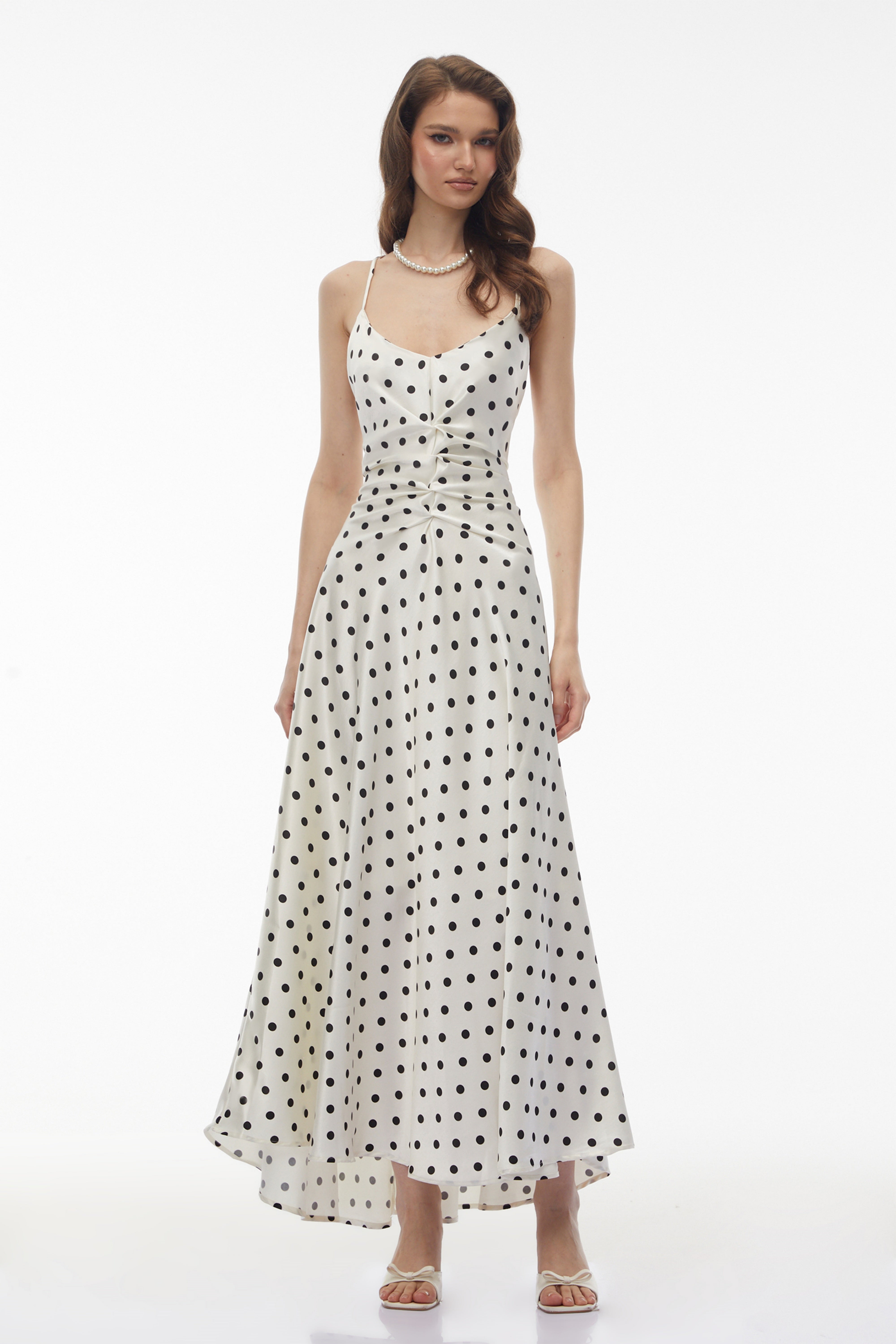 Morgause – Weißes Maxikleid mit Polka-Dots und Rüschen