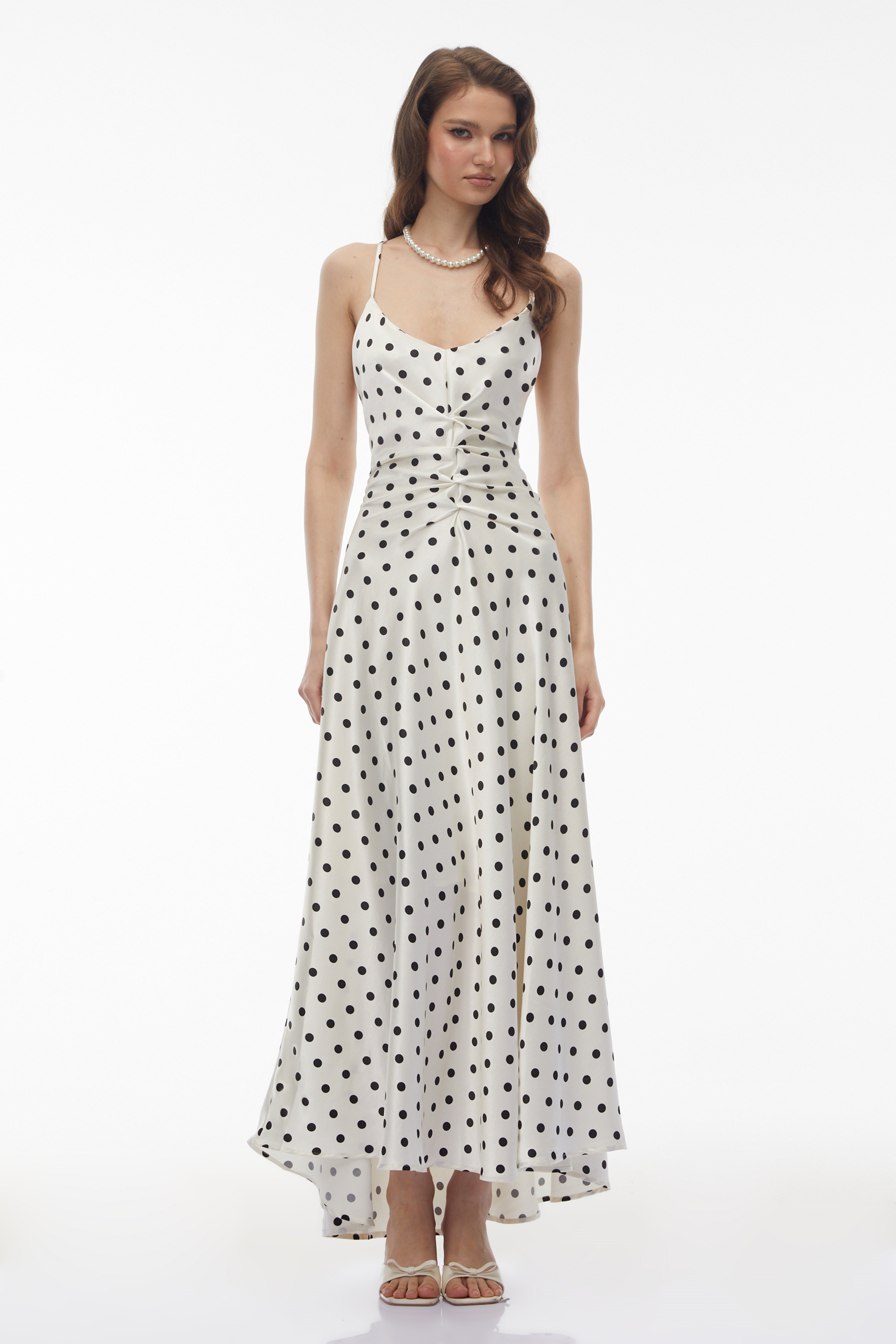 Morgause – Weißes Maxikleid mit Polka-Dots und Rüschen