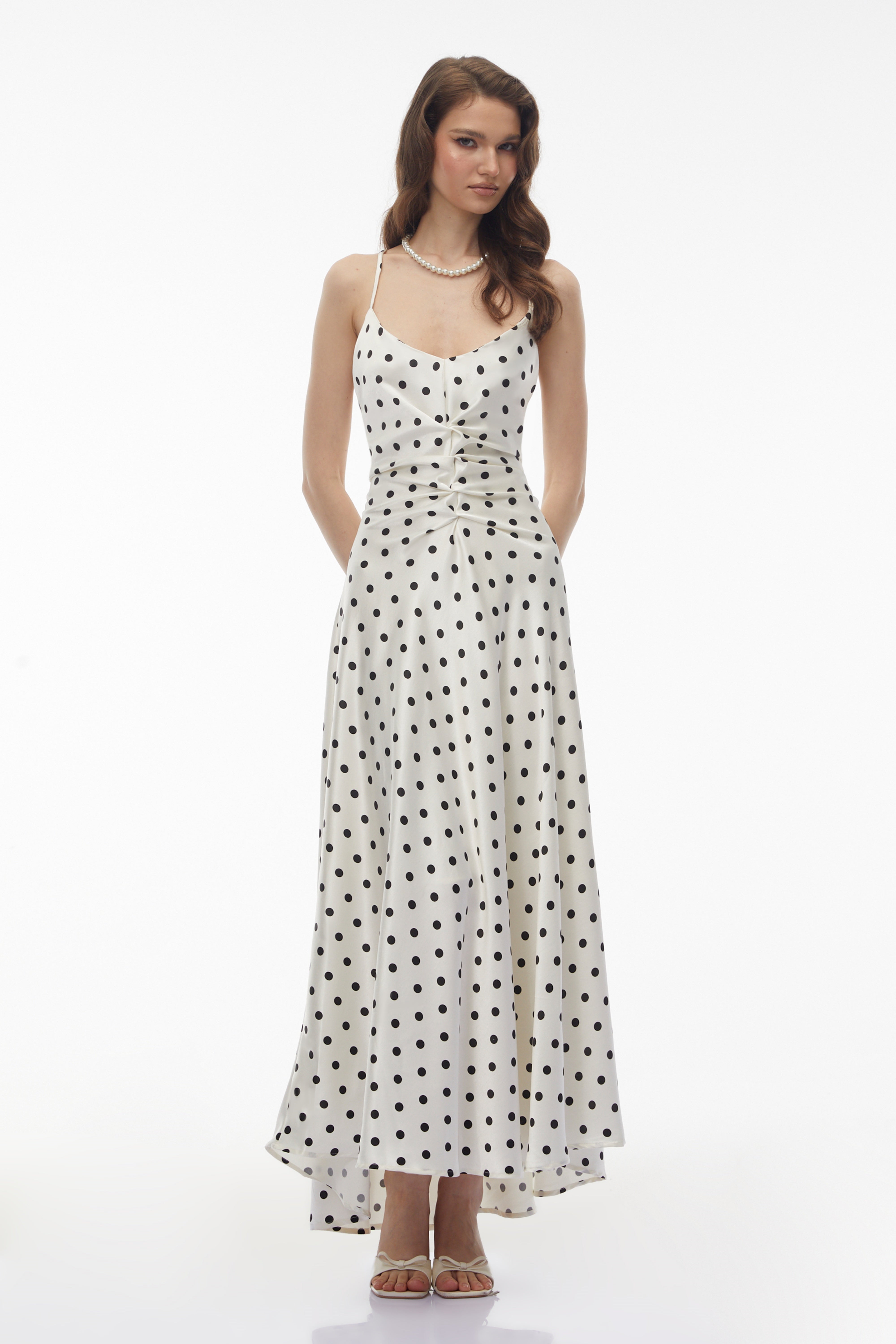 Morgause – Weißes Maxikleid mit Polka-Dots und Rüschen