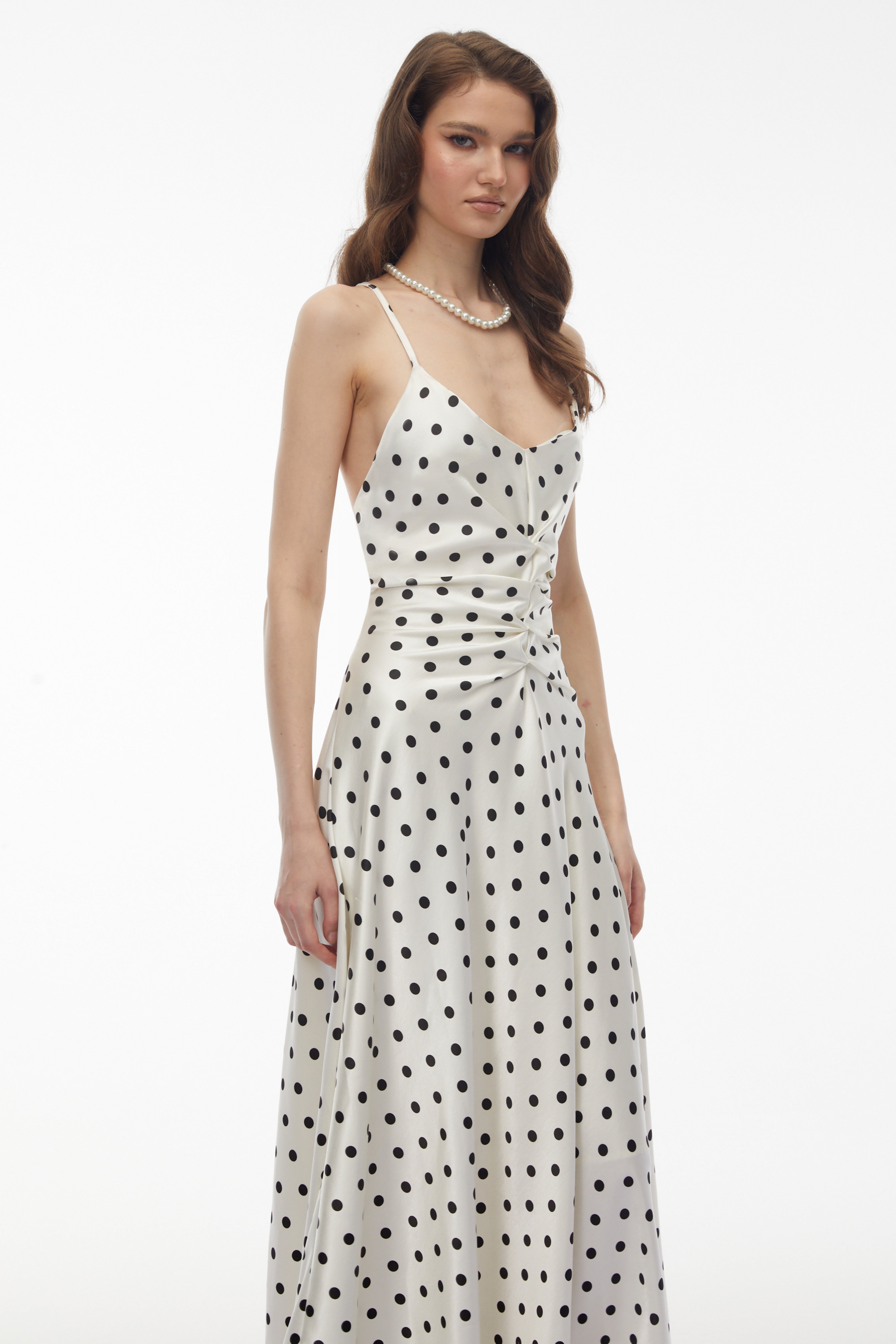 Morgause – Weißes Maxikleid mit Polka-Dots und Rüschen