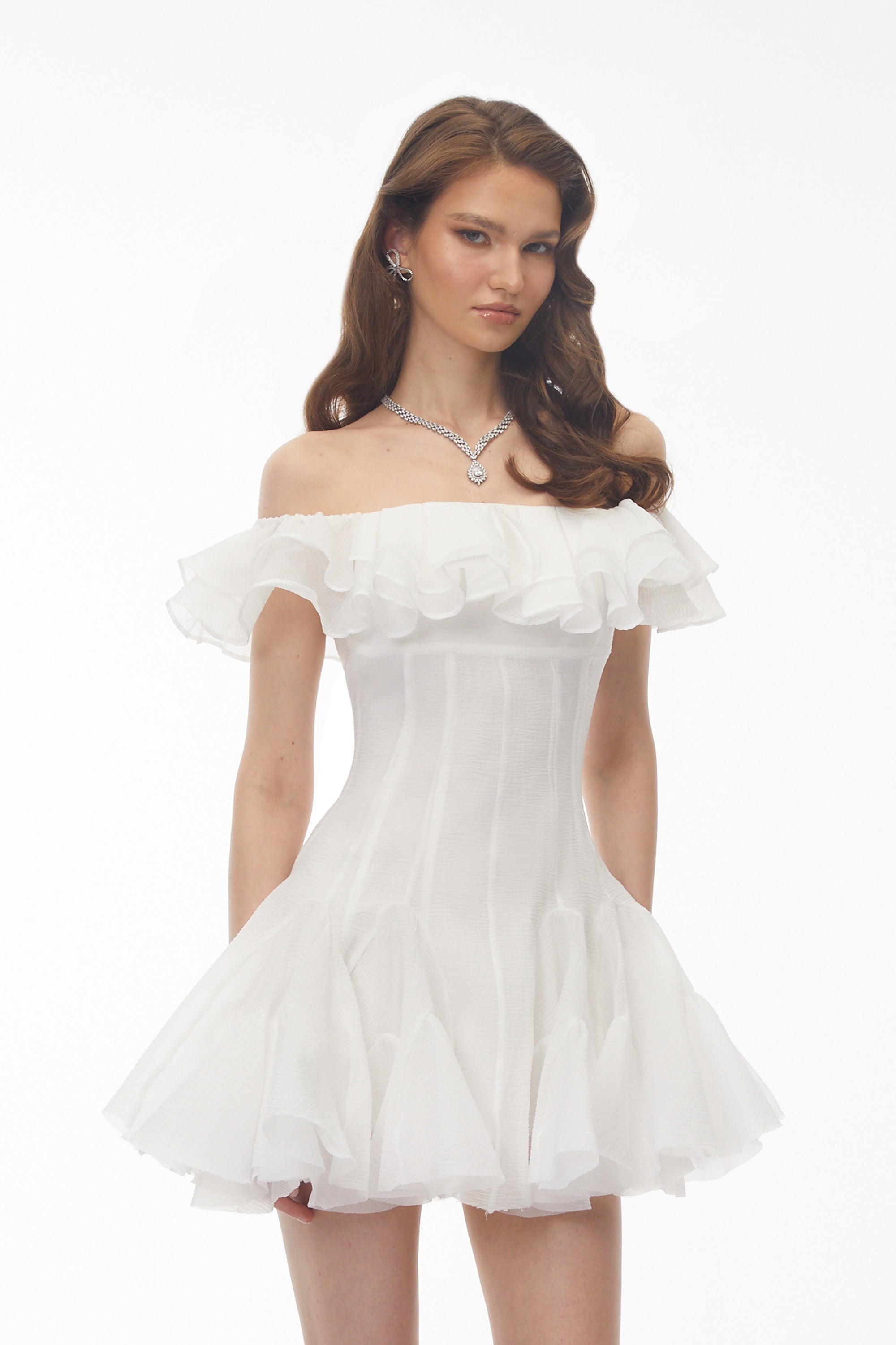 Mini-robe à fronces et épaules dénudées Muriel White