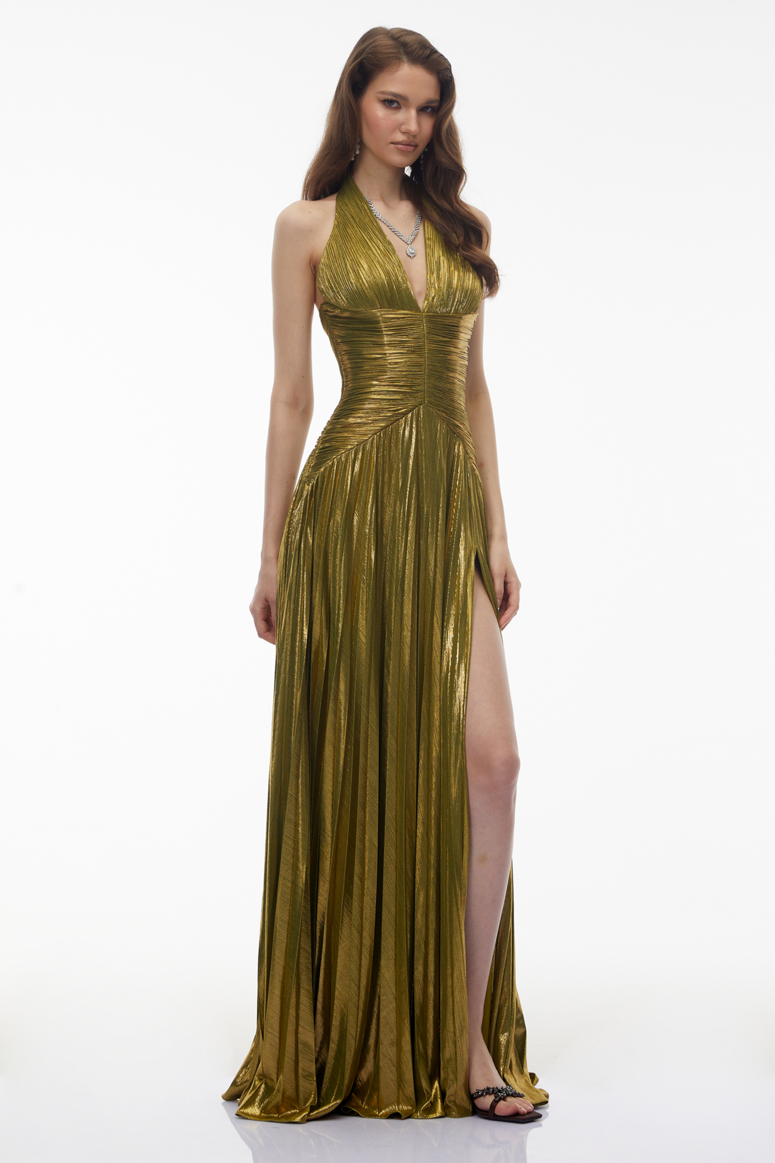 فستان طويل بياقة خلفية من نادية باللون الأخضر الزيتوني مع تفاصيل مجمعة