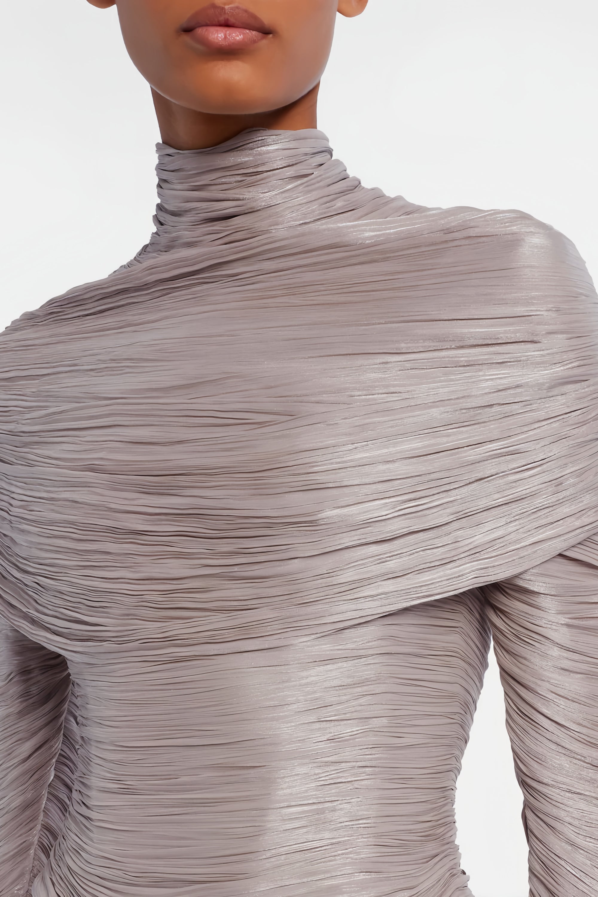 Nerida Silbernes Maxikleid mit Rollkragen und Rüschen