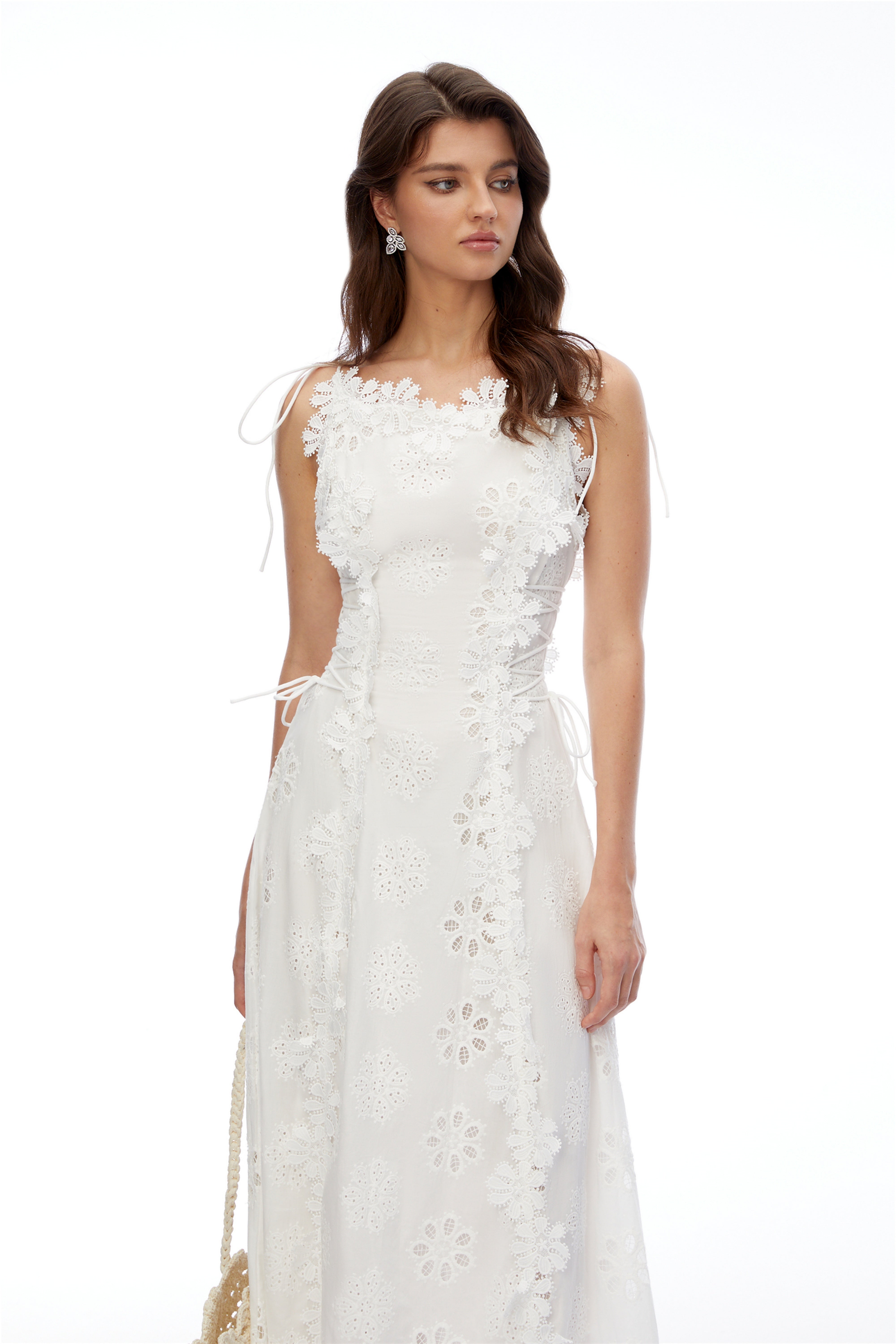 Robe longue sans manches à fleurs brodées Nevaeh White
