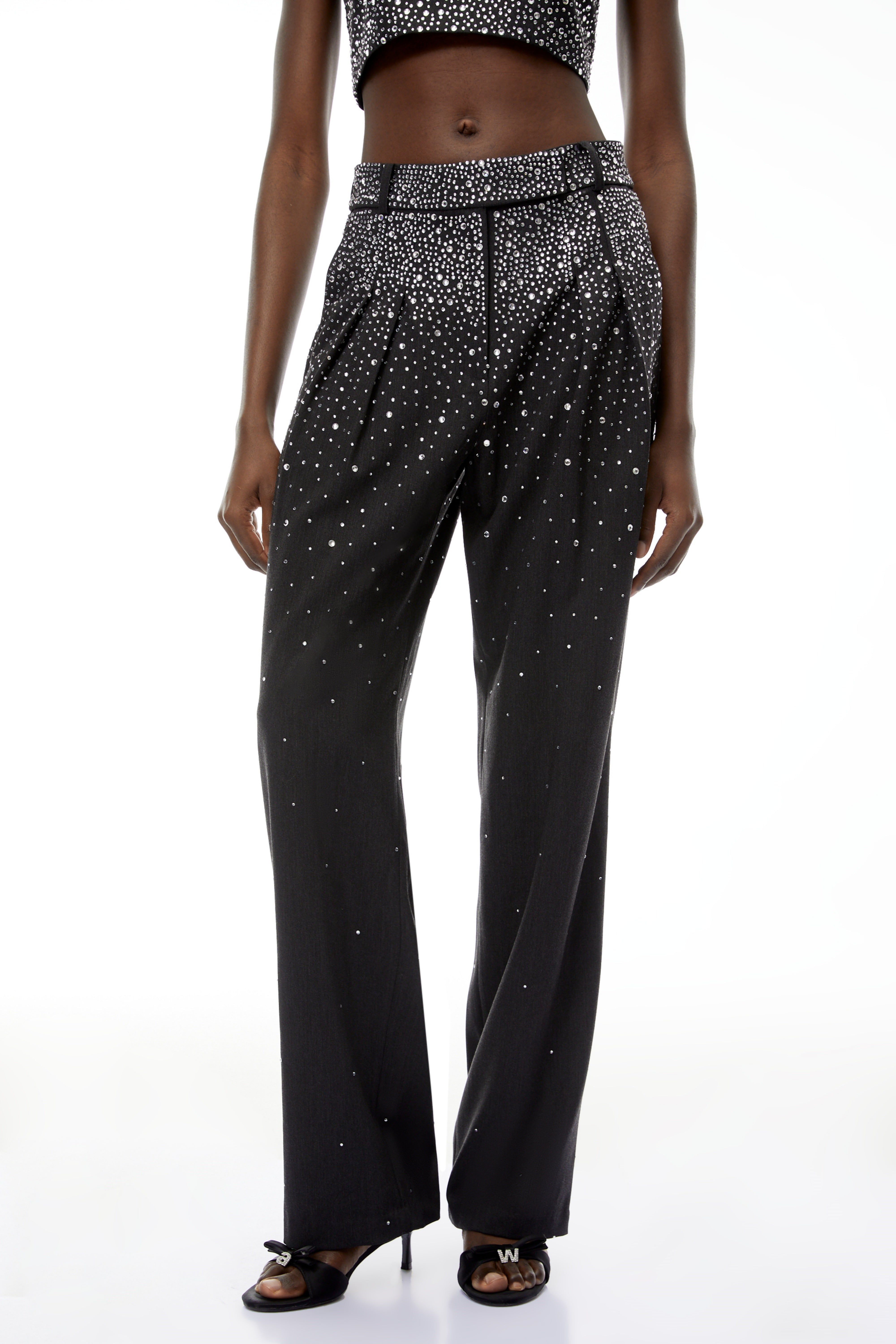 بنطال «نيكولا غراي» المزين بالكامل