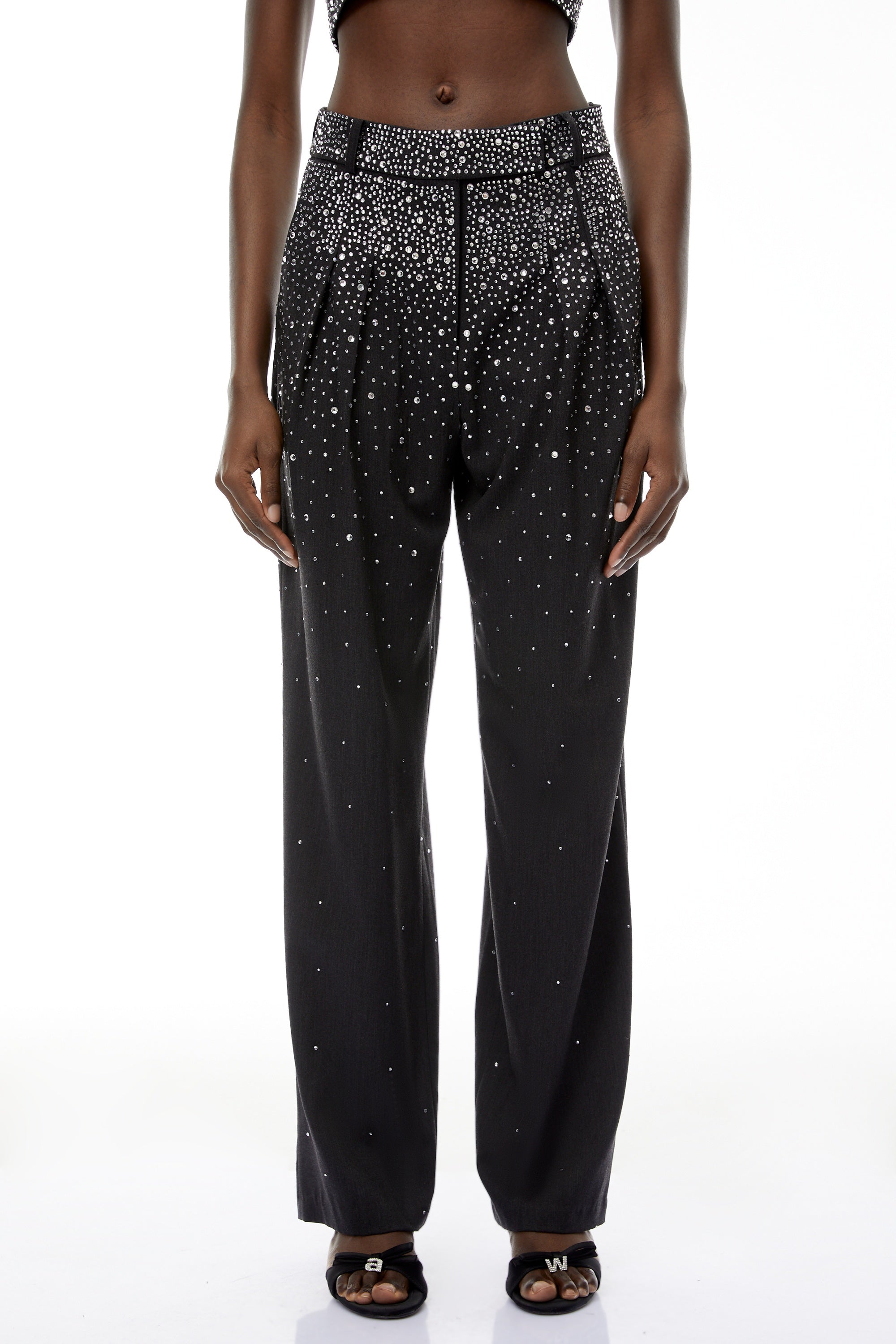 بنطال «نيكولا غراي» المزين بالكامل