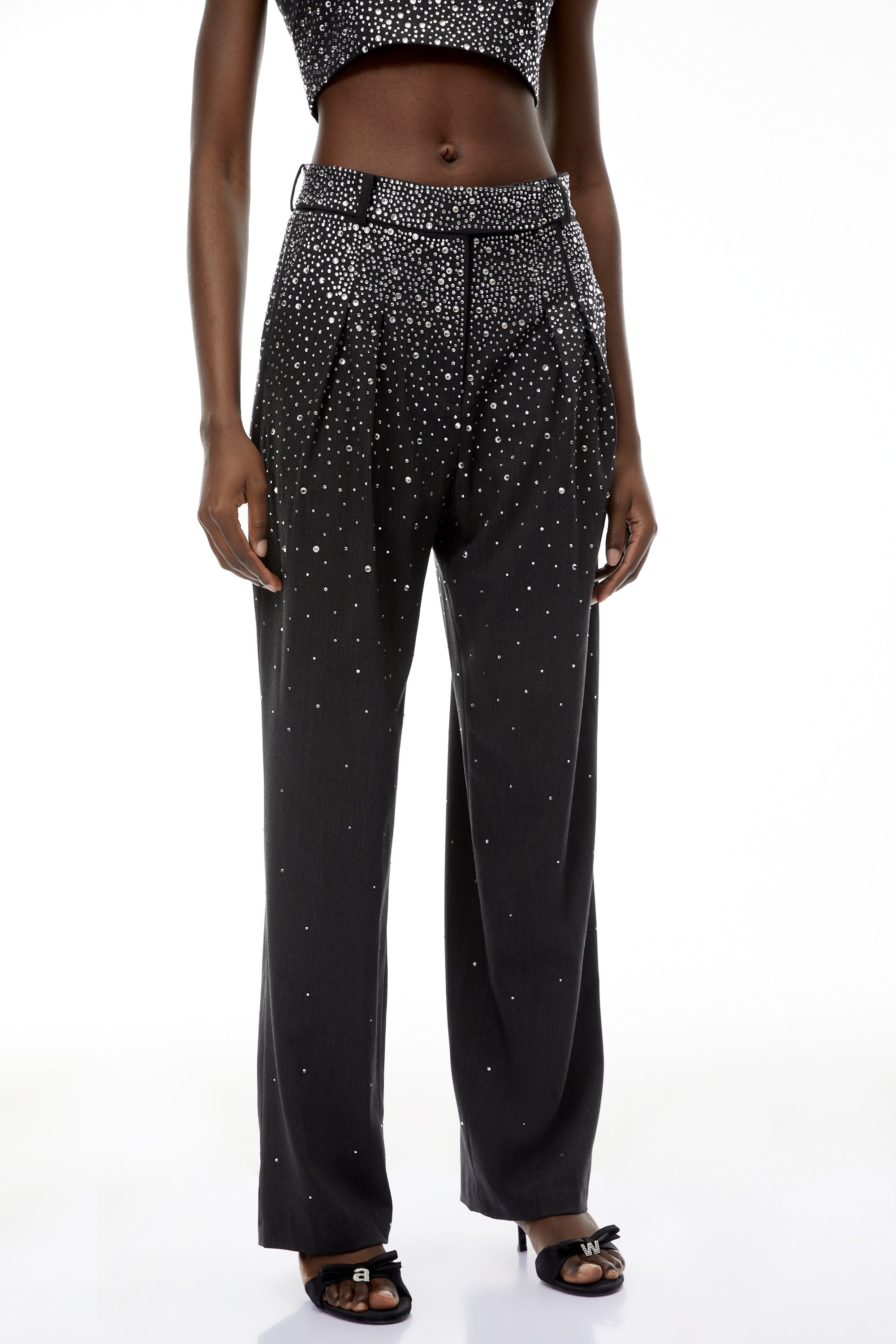 بنطال «نيكولا غراي» المزين بالكامل