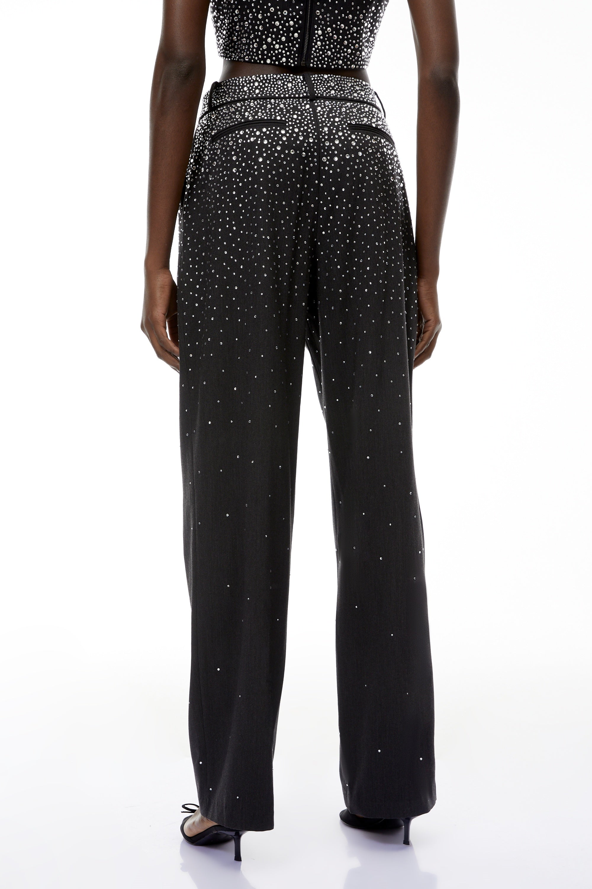 بنطال «نيكولا غراي» المزين بالكامل