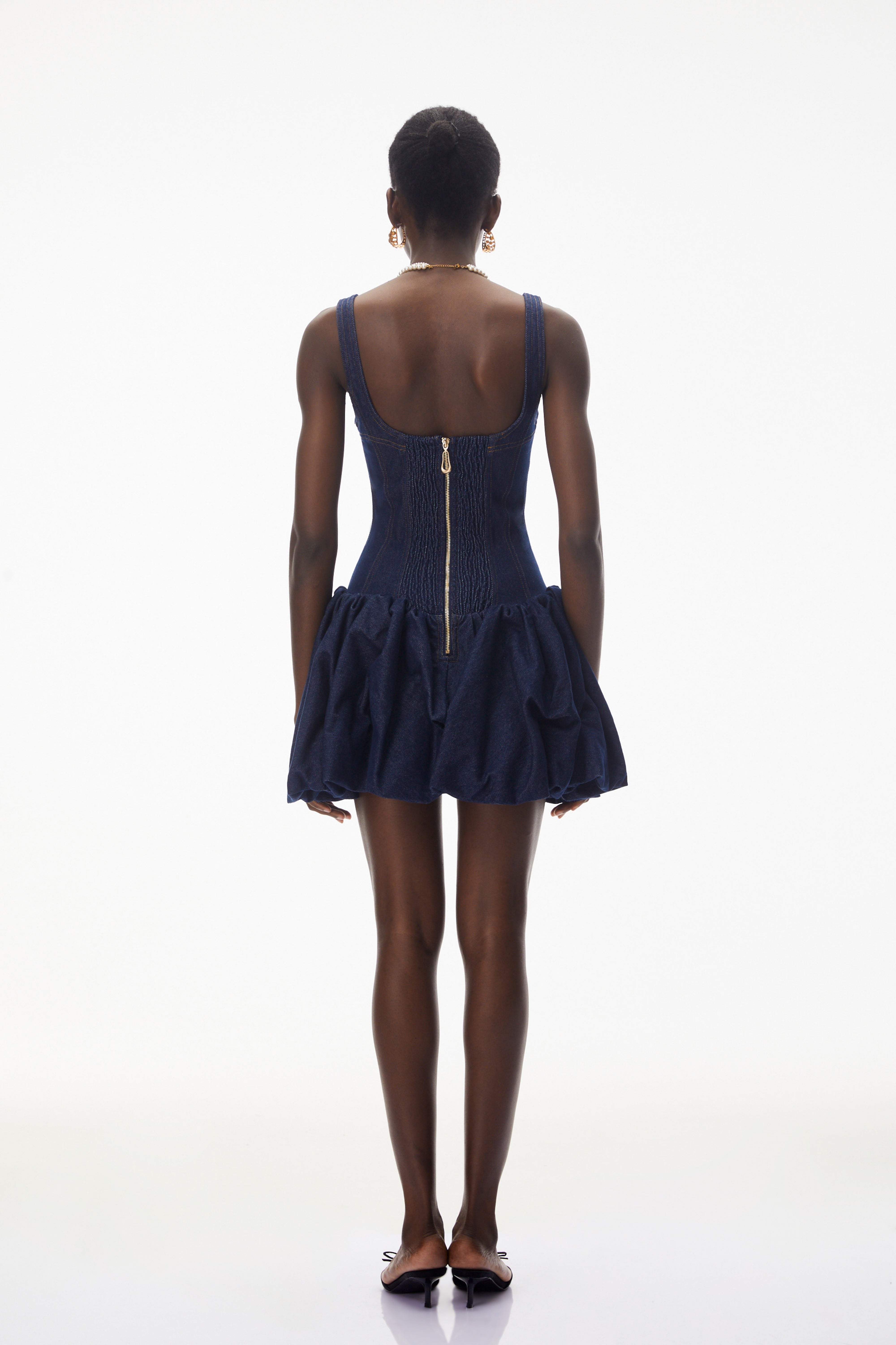 Mini-robe en denim bleu foncé à volants de Niloufar