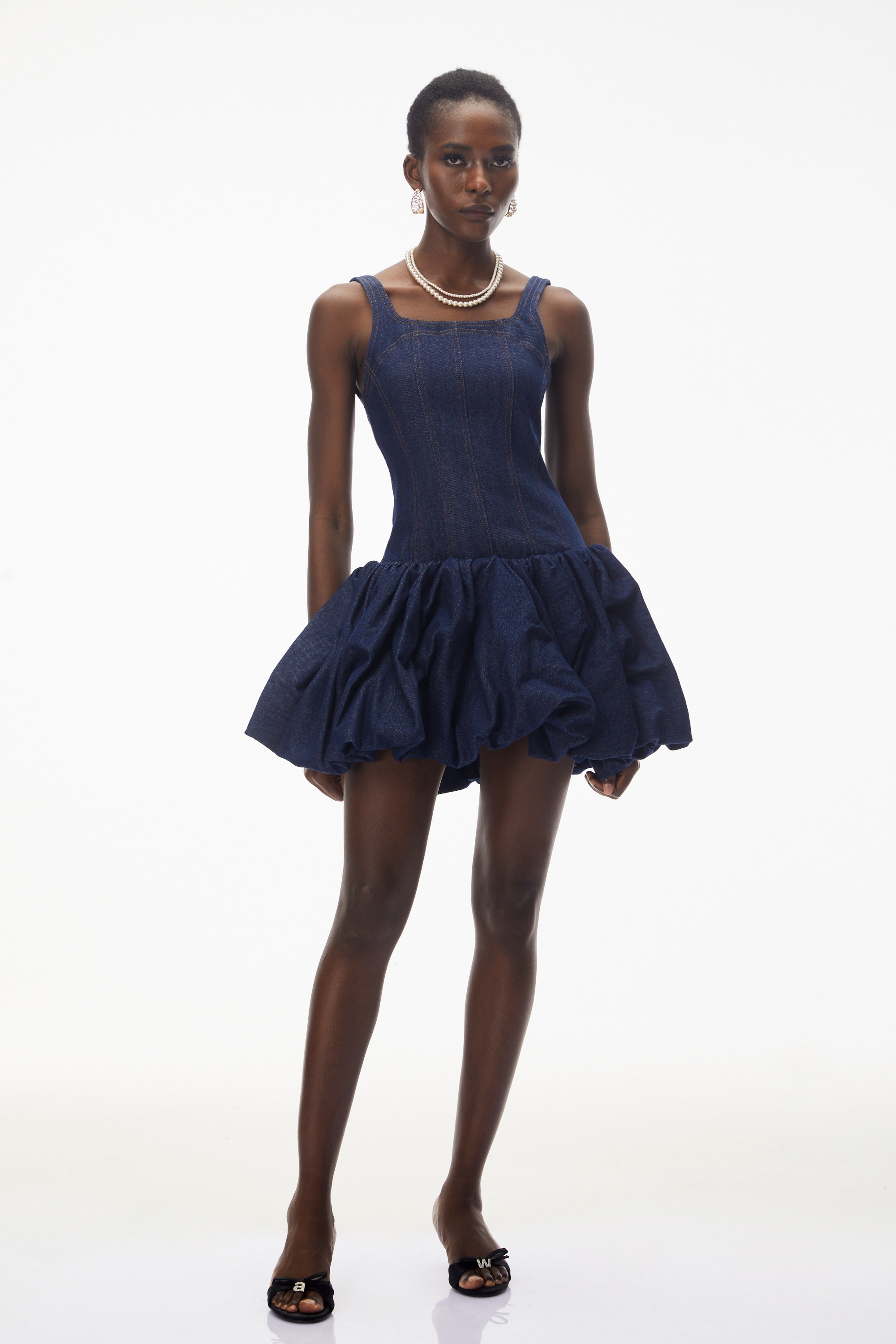 Mini-robe en denim bleu foncé à volants de Niloufar