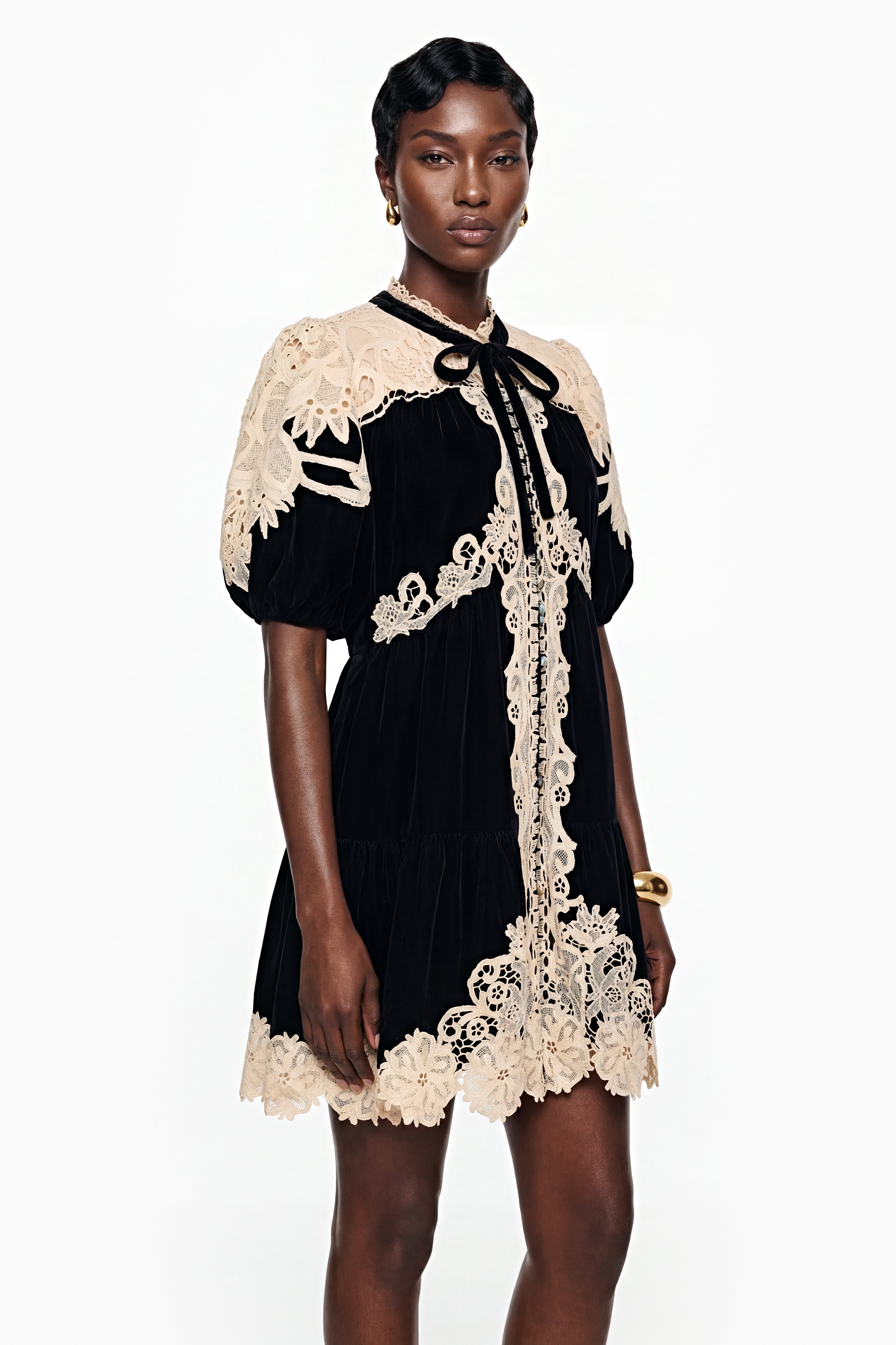 فستان قصير بأكمام قصيرة من المخمل والدانتيل