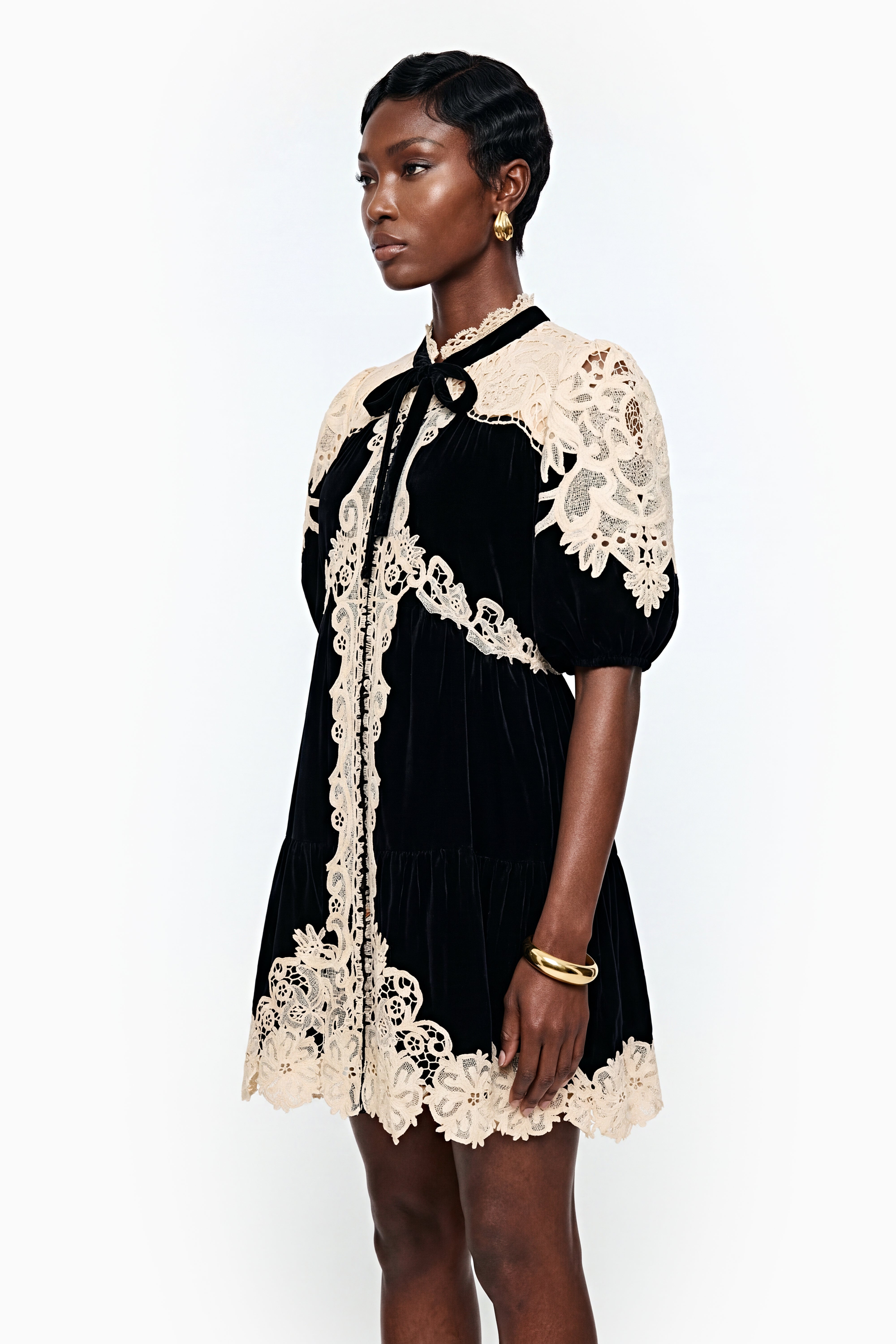 فستان قصير بأكمام قصيرة من المخمل والدانتيل