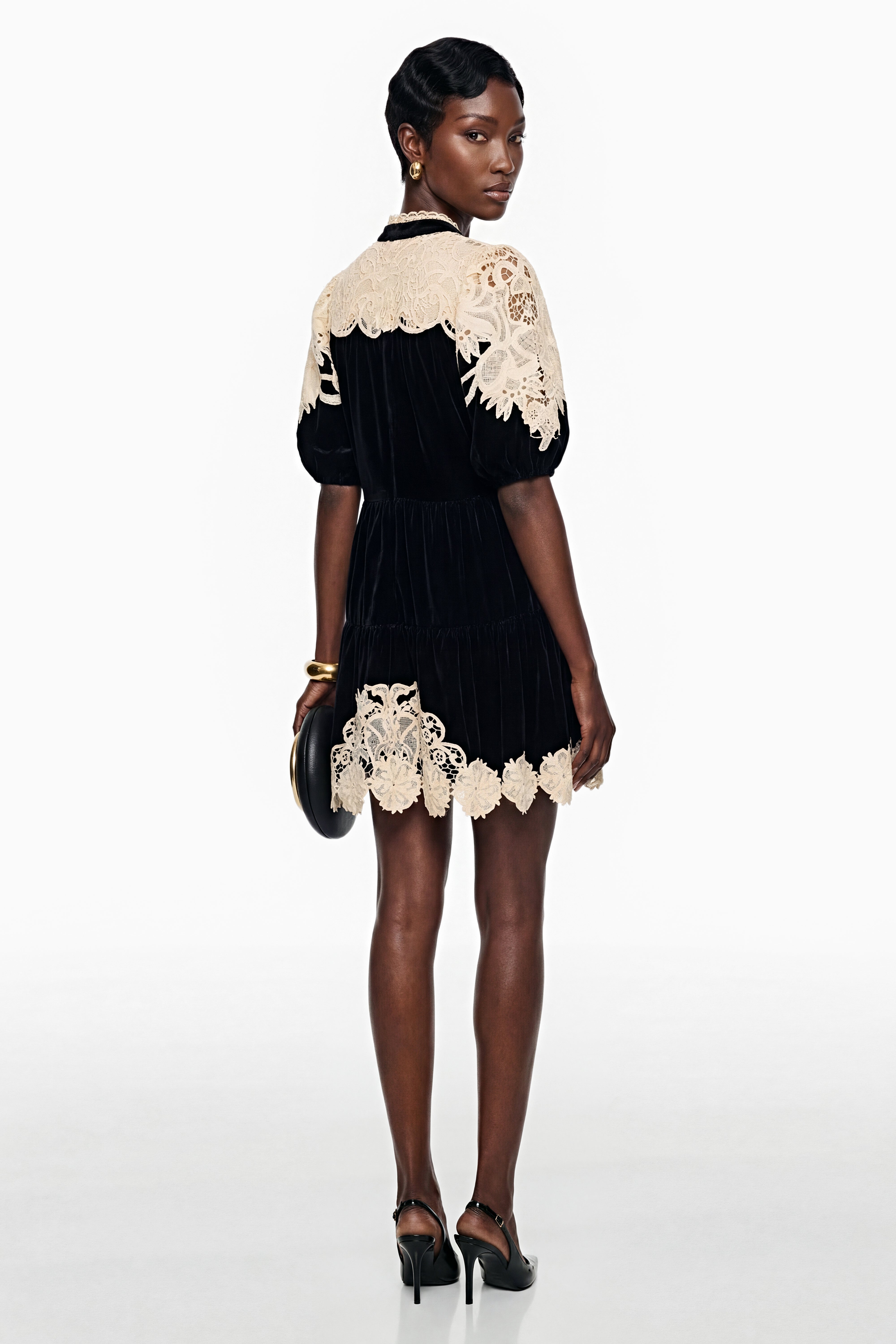 فستان قصير بأكمام قصيرة من المخمل والدانتيل