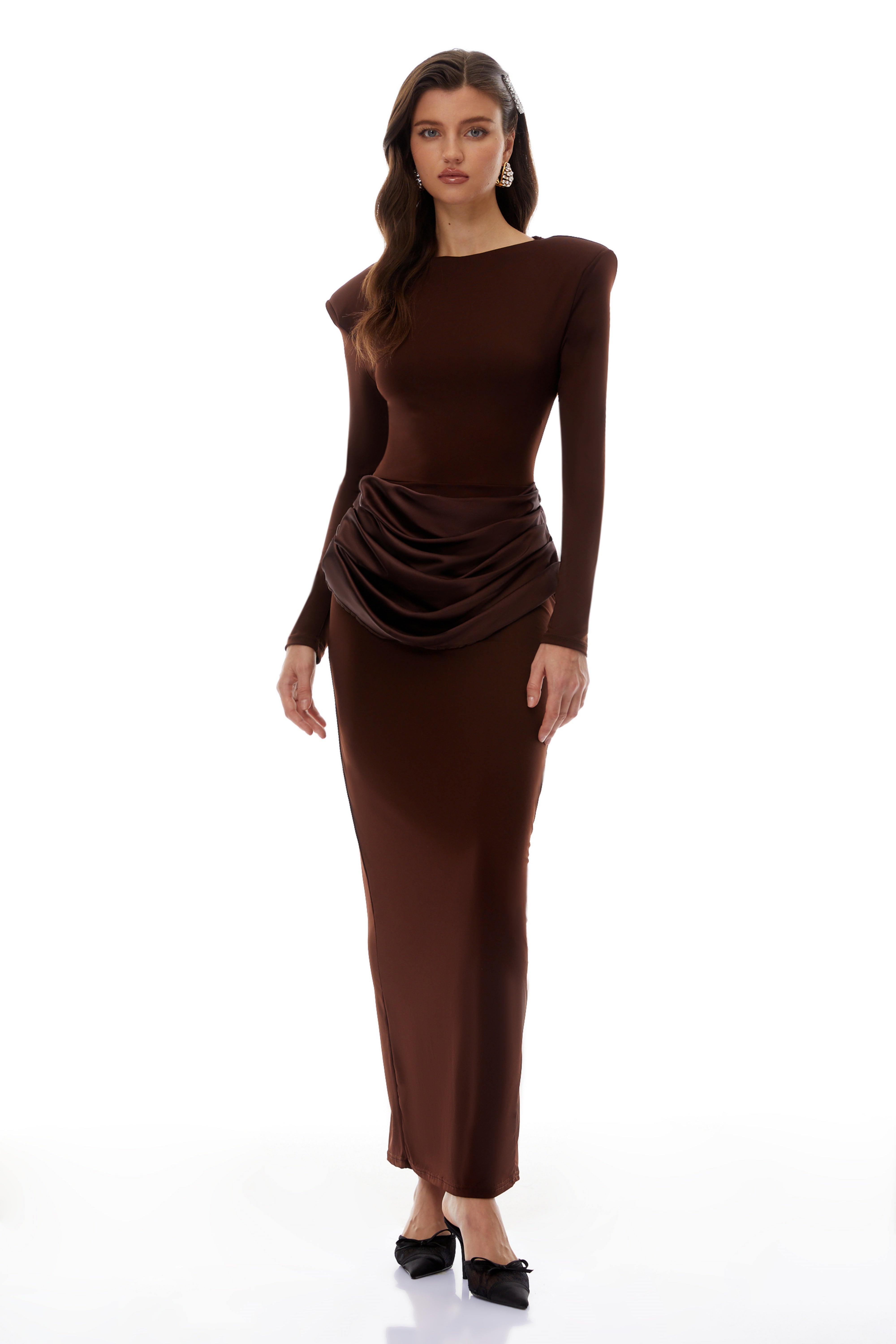 فستان ماكسي من نورما براون بتصميم منسدل