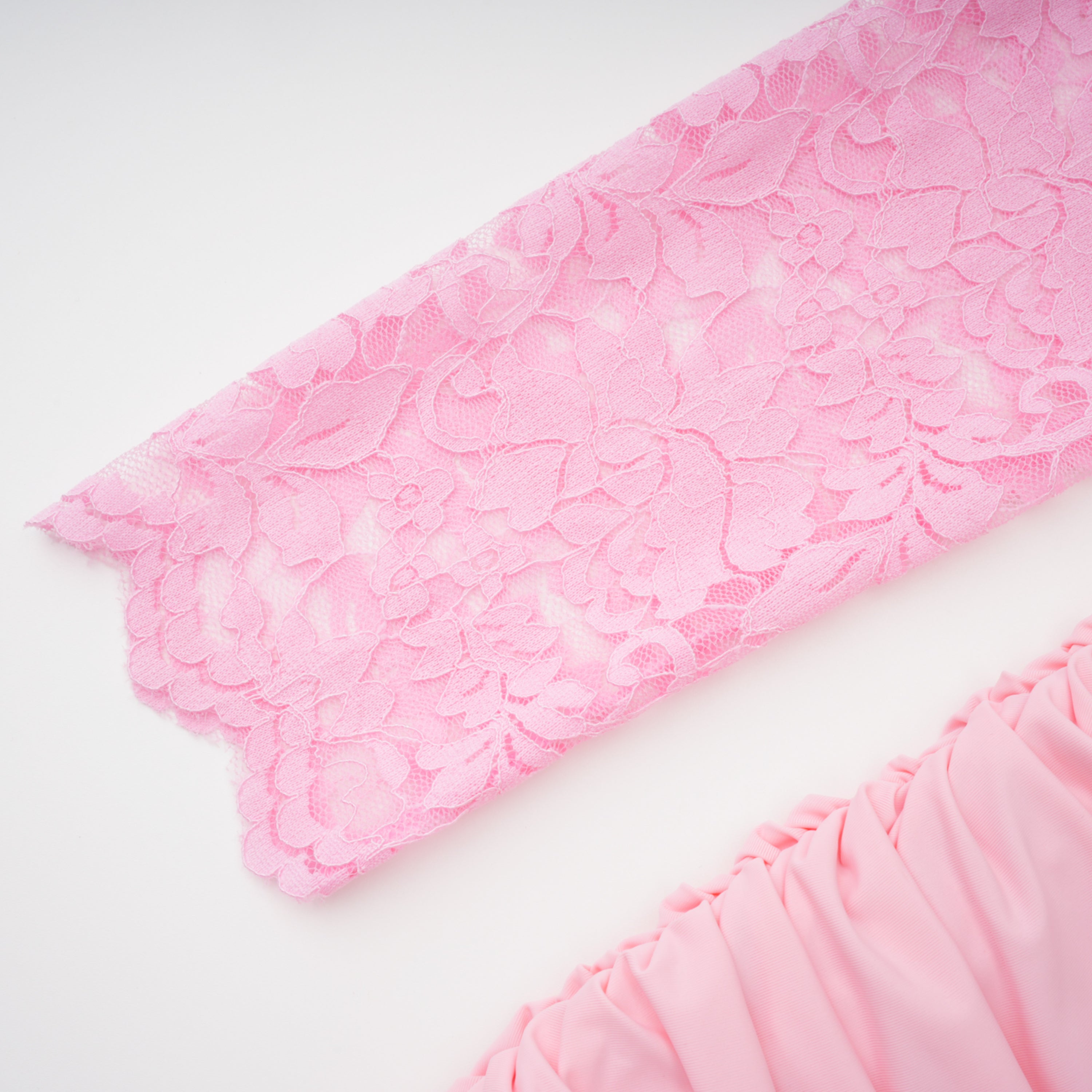 فستان نوريا ميدي من الدانتيل المزين بزخارف زهرية وشريط وردي