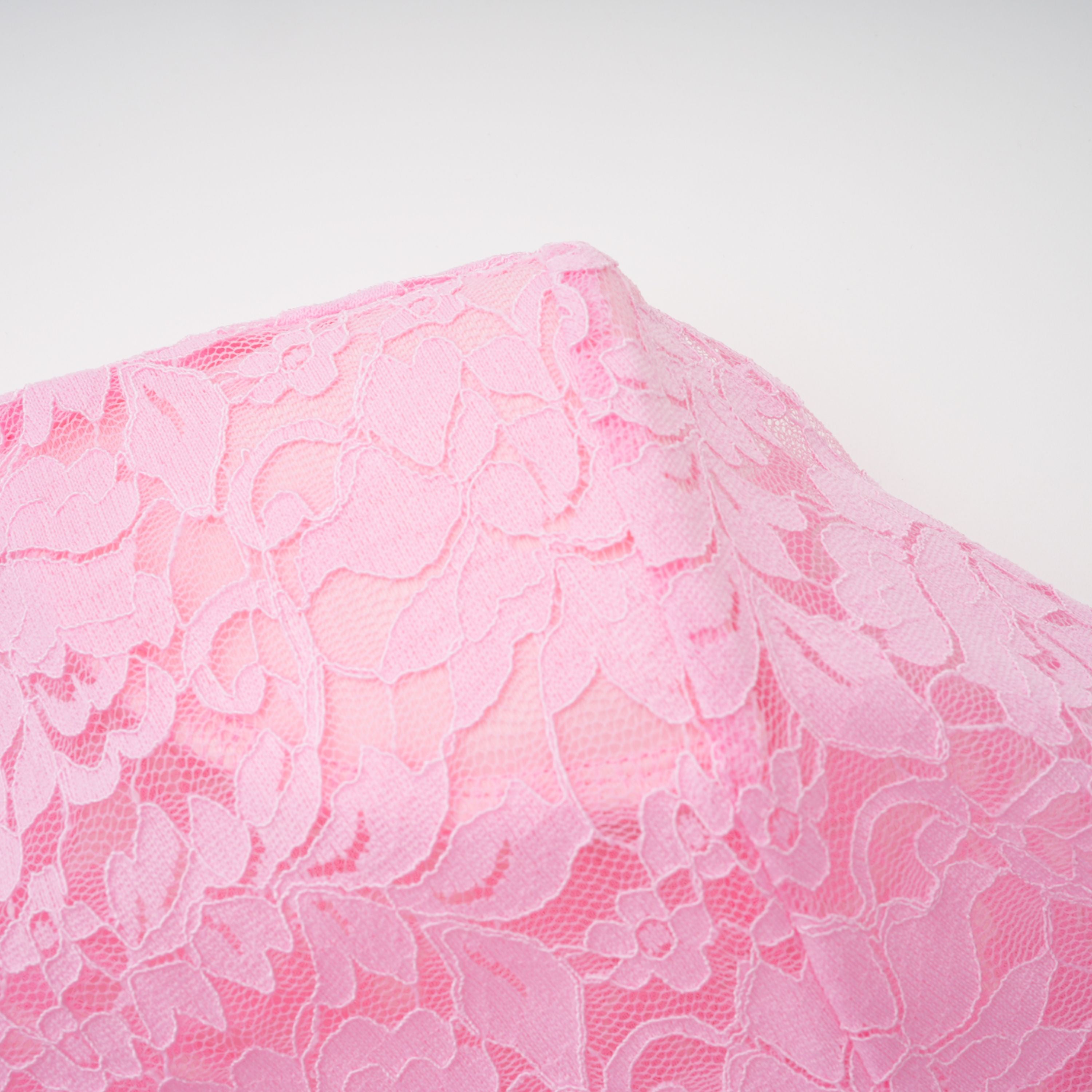 فستان نوريا ميدي من الدانتيل المزين بزخارف زهرية وشريط وردي