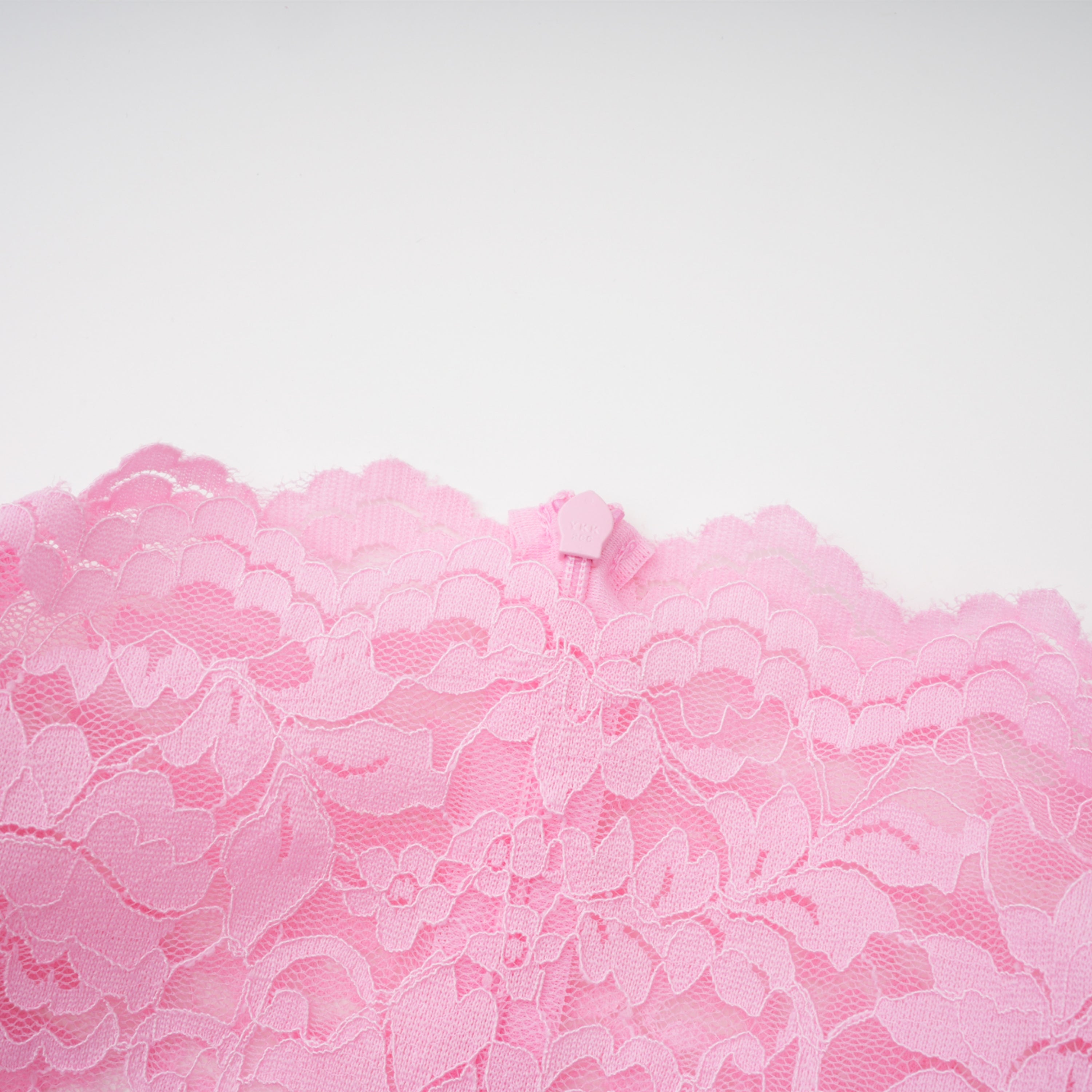 فستان نوريا ميدي من الدانتيل المزين بزخارف زهرية وشريط وردي