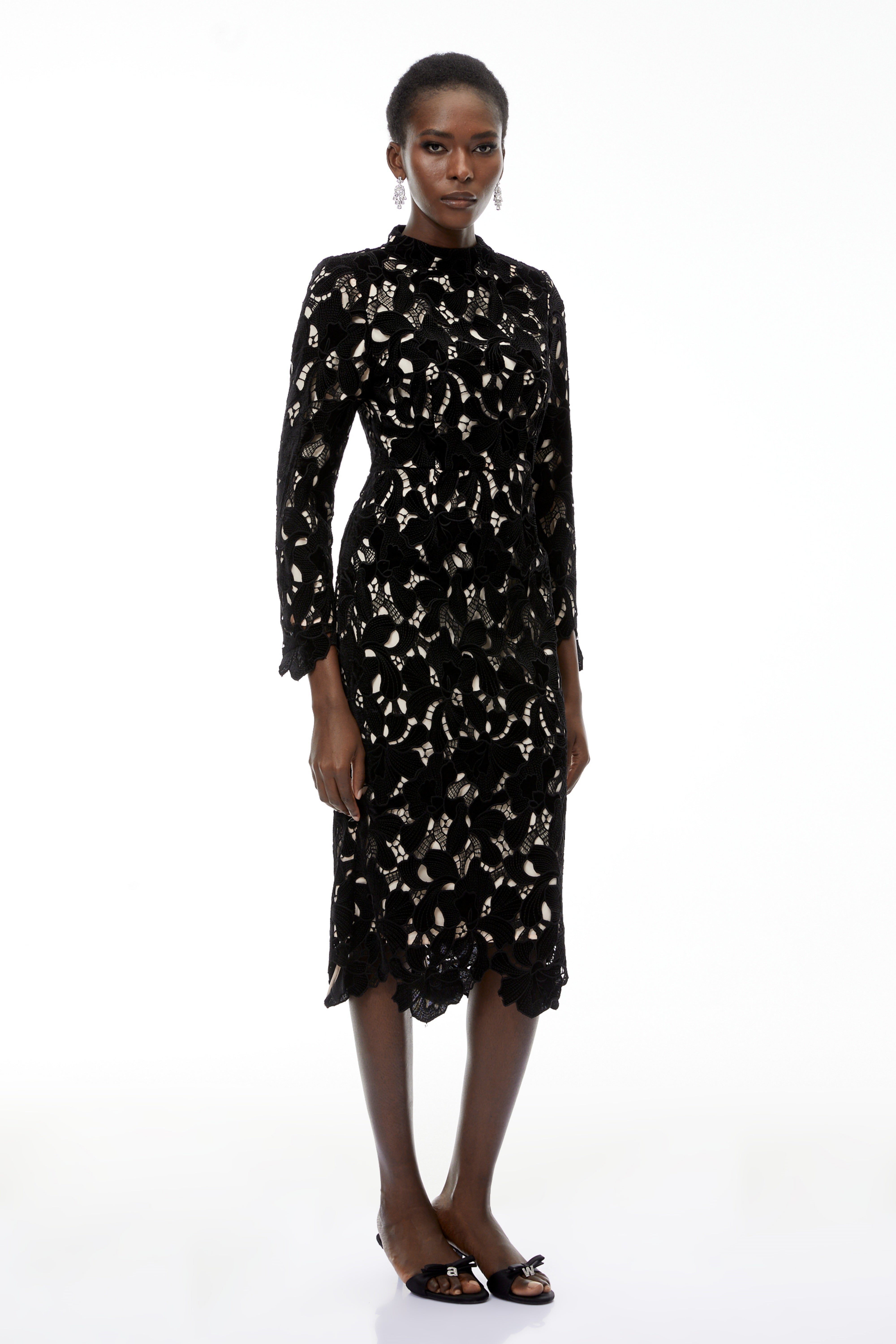 فستان ميدي أسود مطرز بالزهور من Hafdis