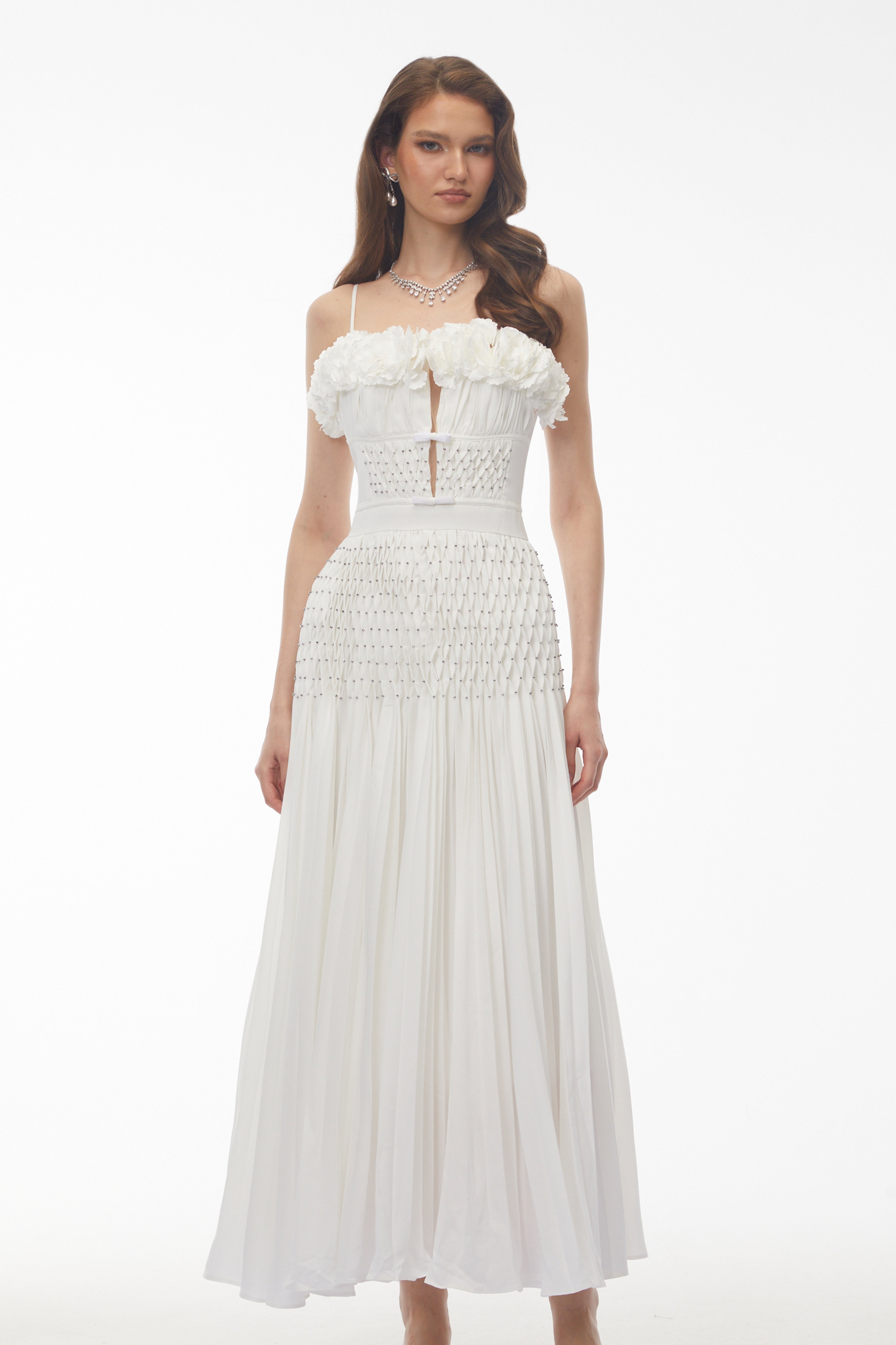 Robe longue plissée Octavia blanche avec motif floral en 3D