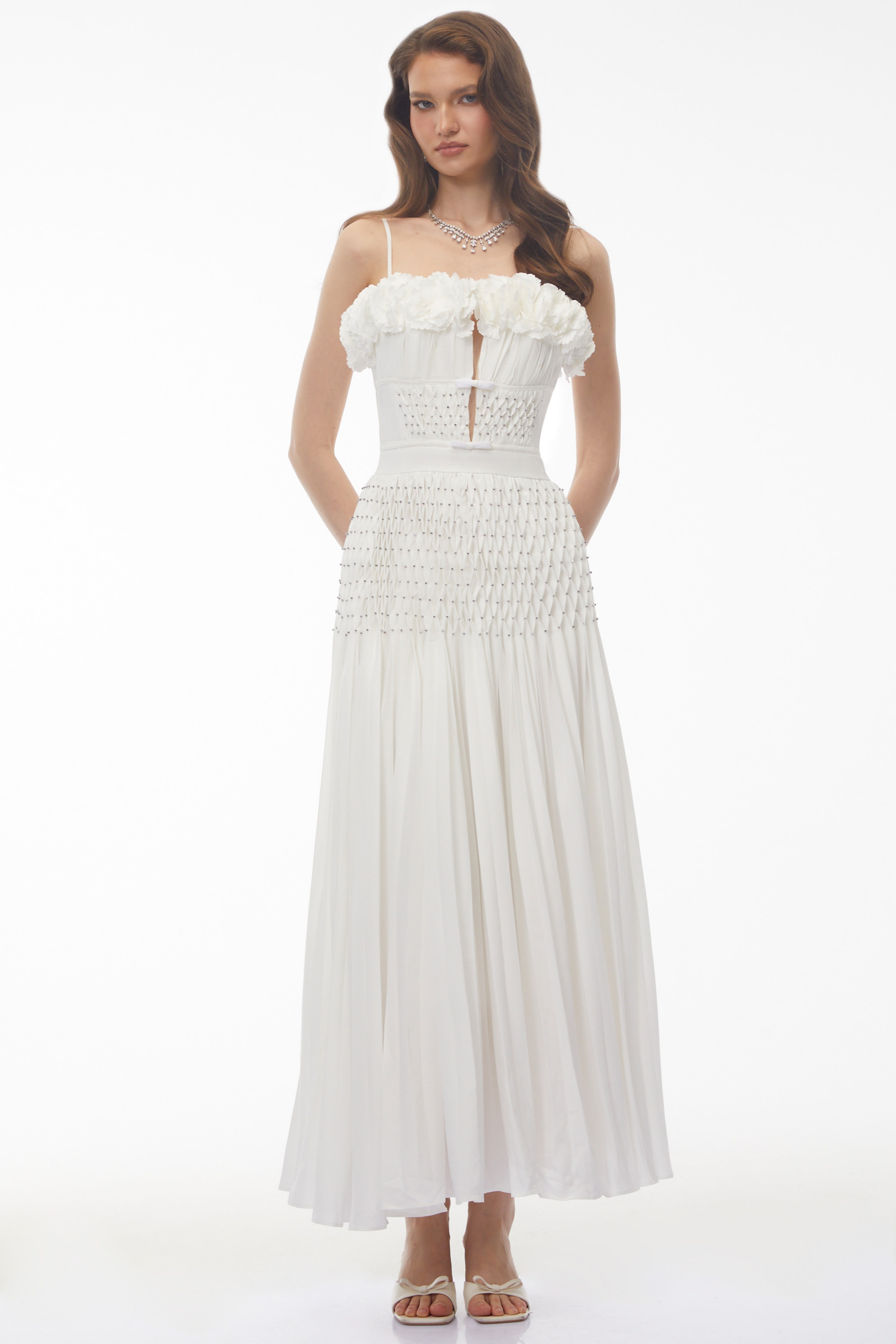 Robe longue plissée Octavia blanche avec motif floral en 3D